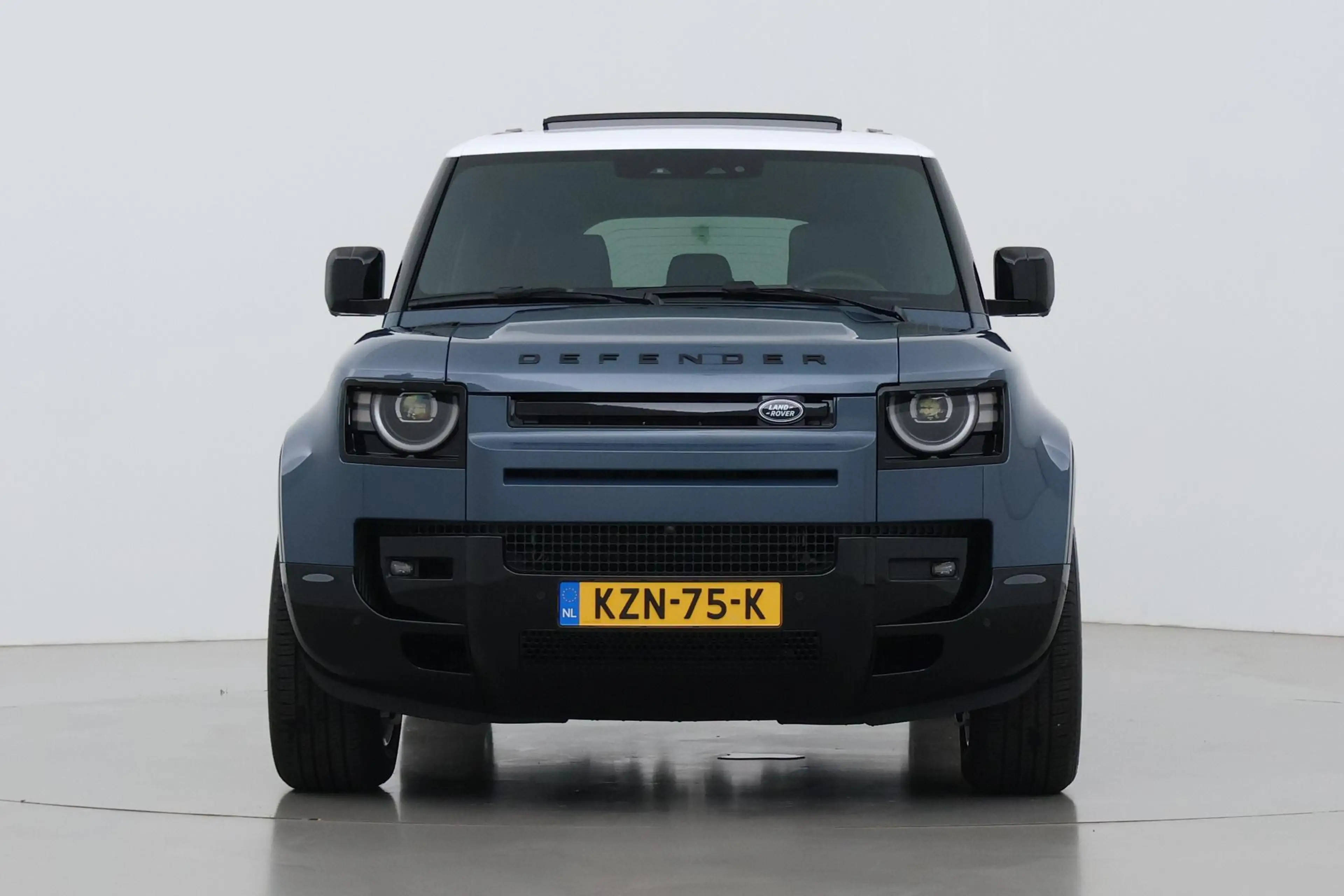 Land Rover Defender 110 P300e X-Dynamic HSE | HERITAGE Edition | Black — photo 16