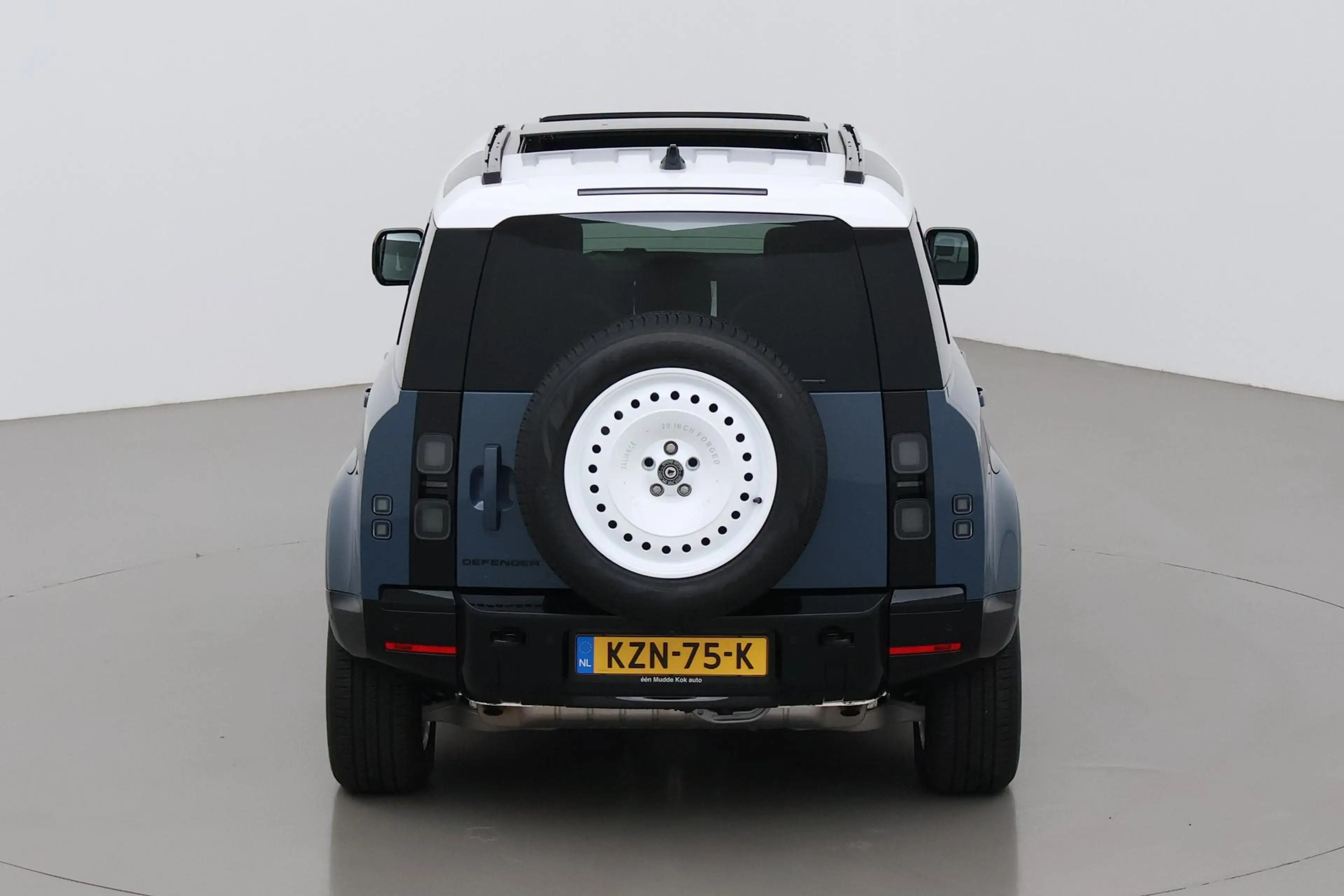 Land Rover Defender 110 P300e X-Dynamic HSE | HERITAGE Edition | Black — photo 9