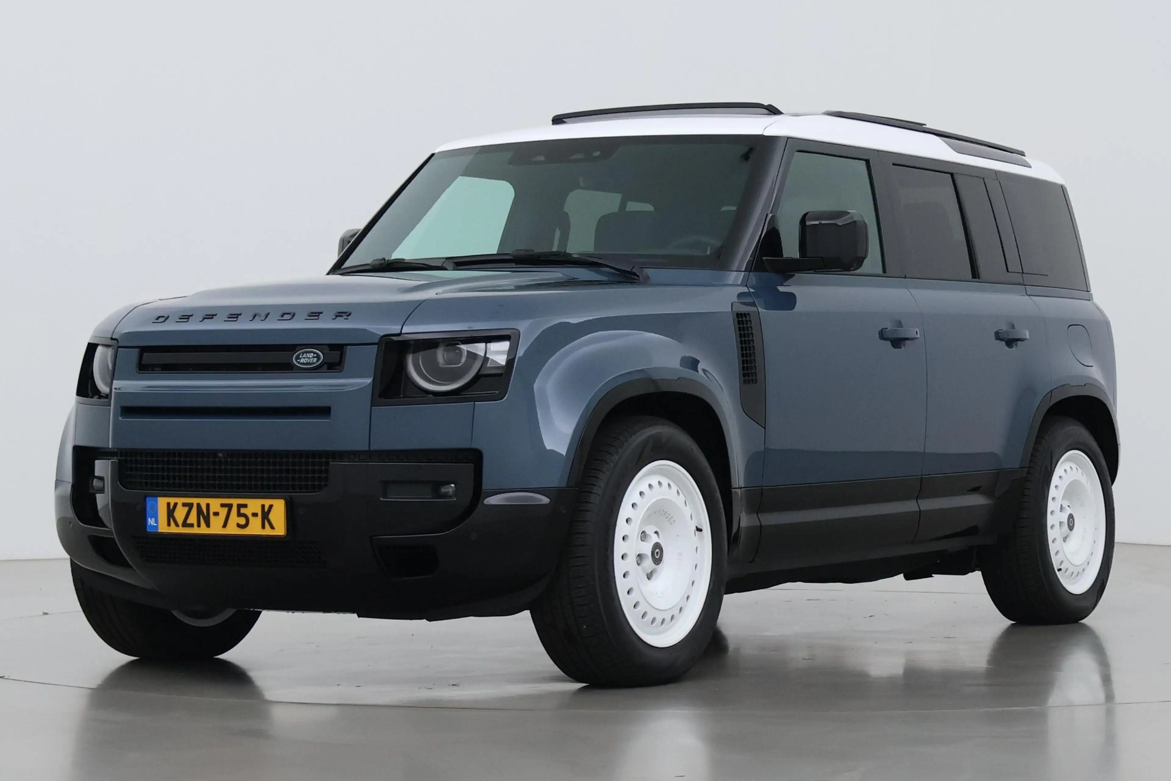 Land Rover Defender 110 P300e X-Dynamic HSE | HERITAGE Edition | Black — photo 8