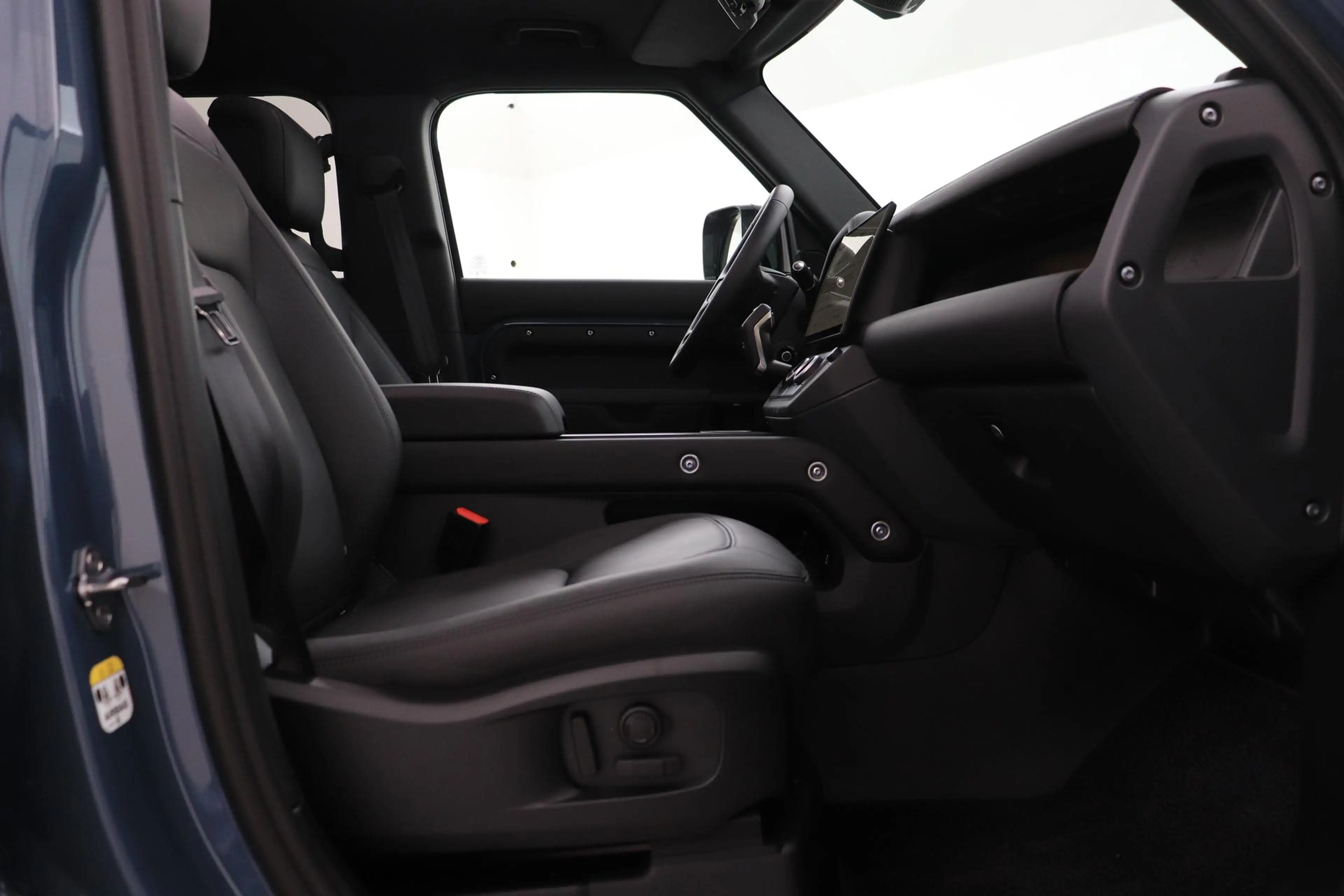 Land Rover Defender 110 P300e X-Dynamic HSE | HERITAGE Edition | Black — photo 5