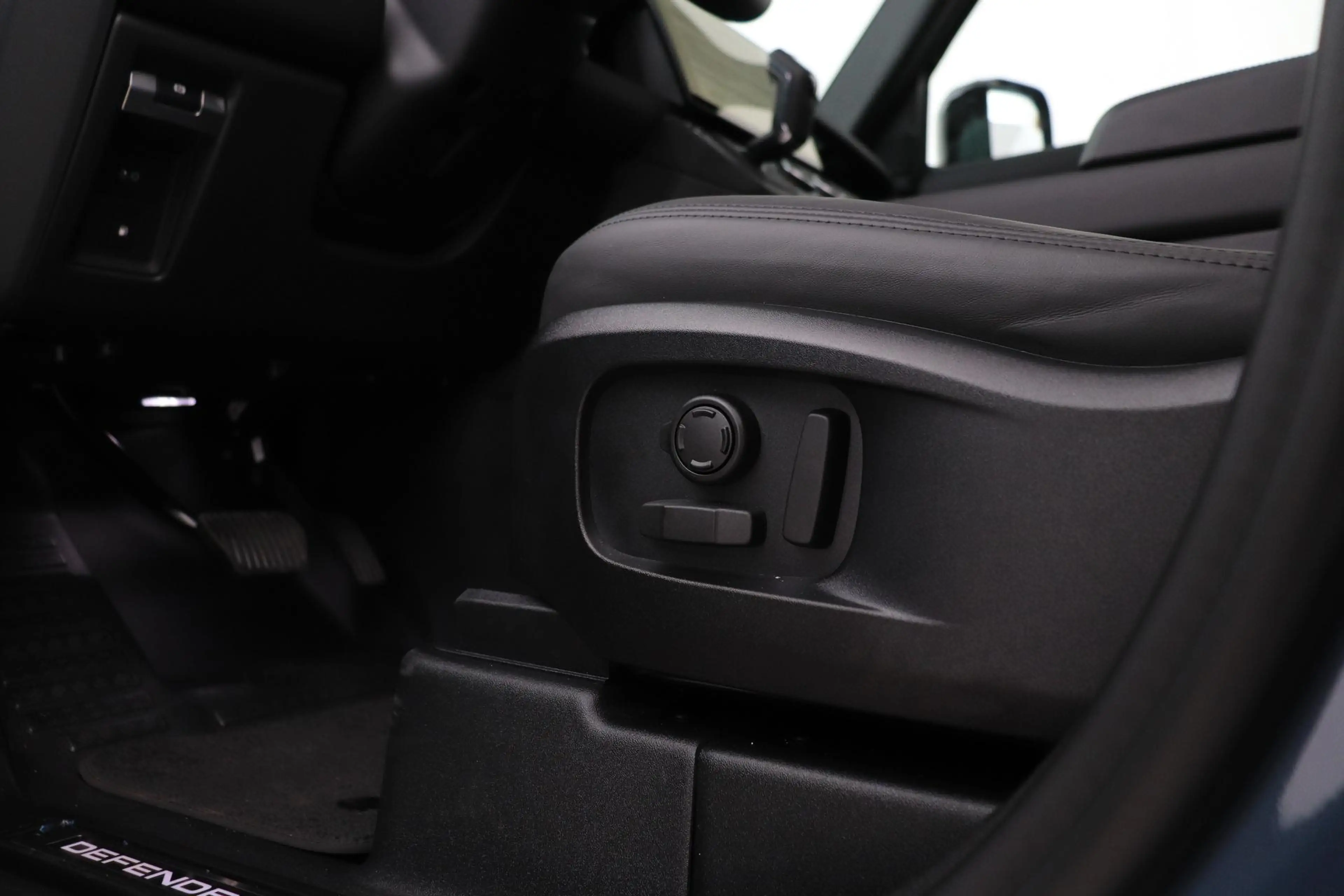 Land Rover Defender 110 P300e X-Dynamic HSE | HERITAGE Edition | Black — photo 47