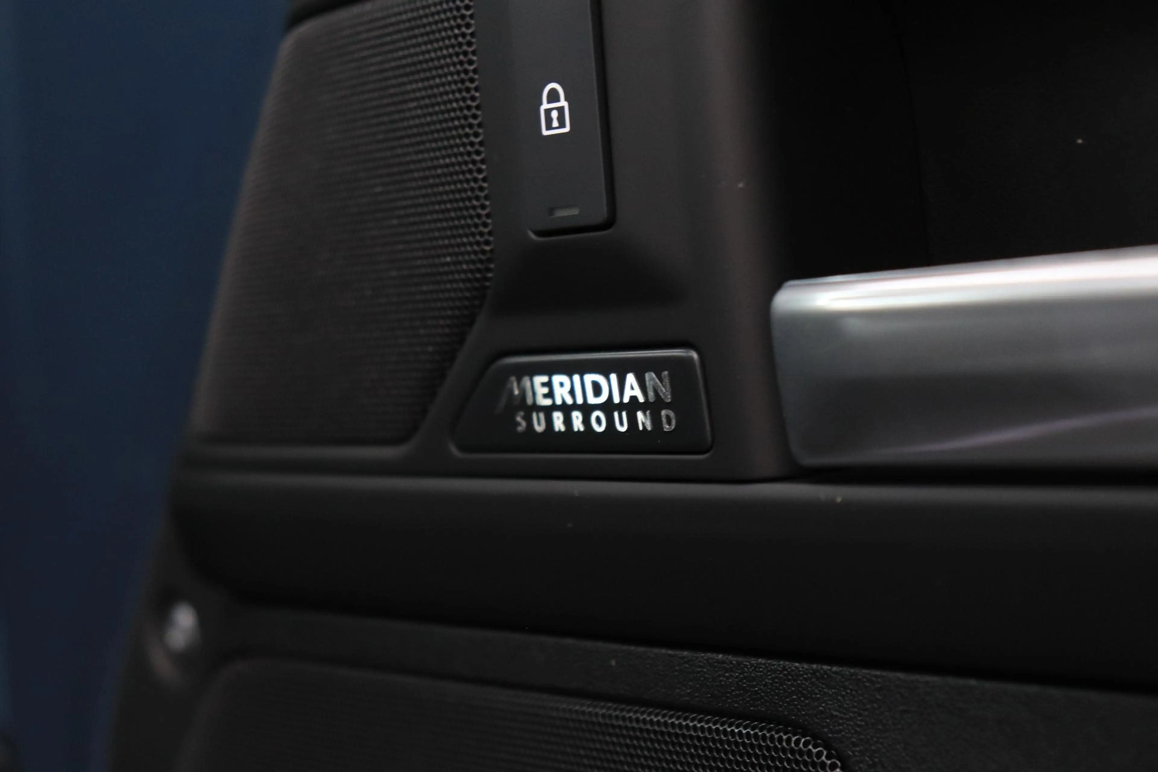 Land Rover Defender 110 P300e X-Dynamic HSE | HERITAGE Edition | Black — photo 49