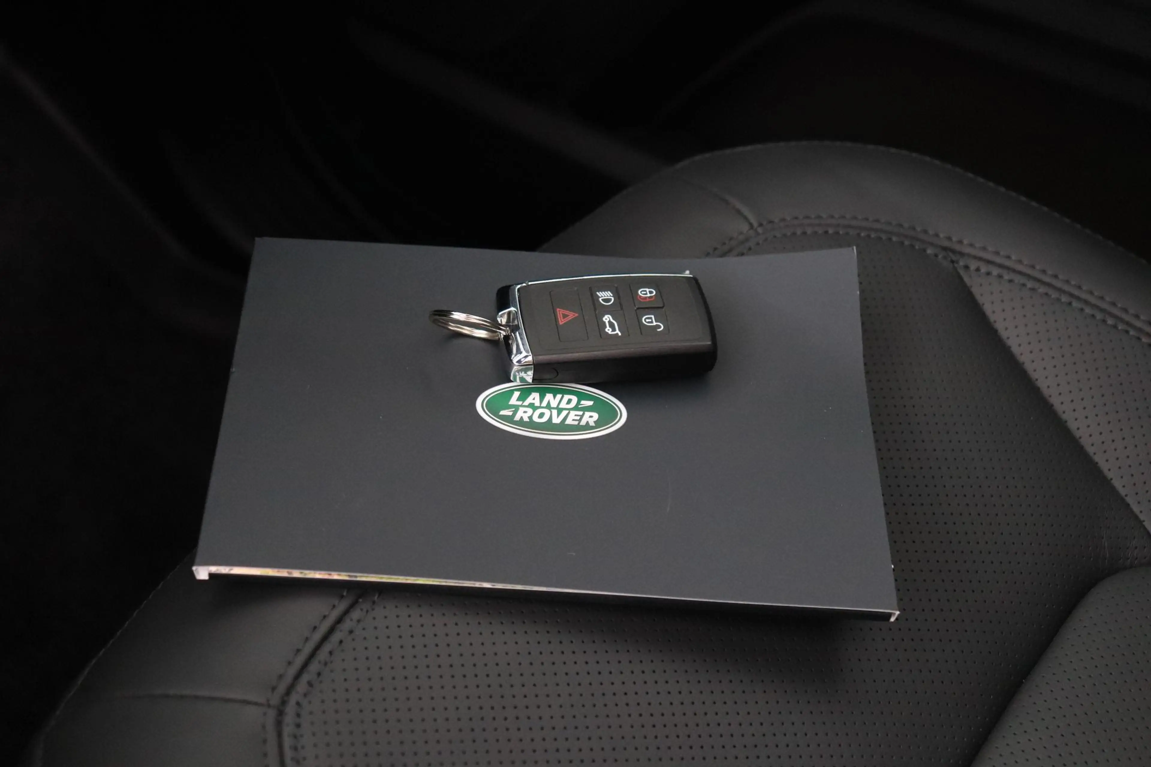 Land Rover Defender 110 P300e X-Dynamic HSE | HERITAGE Edition | Black — photo 18