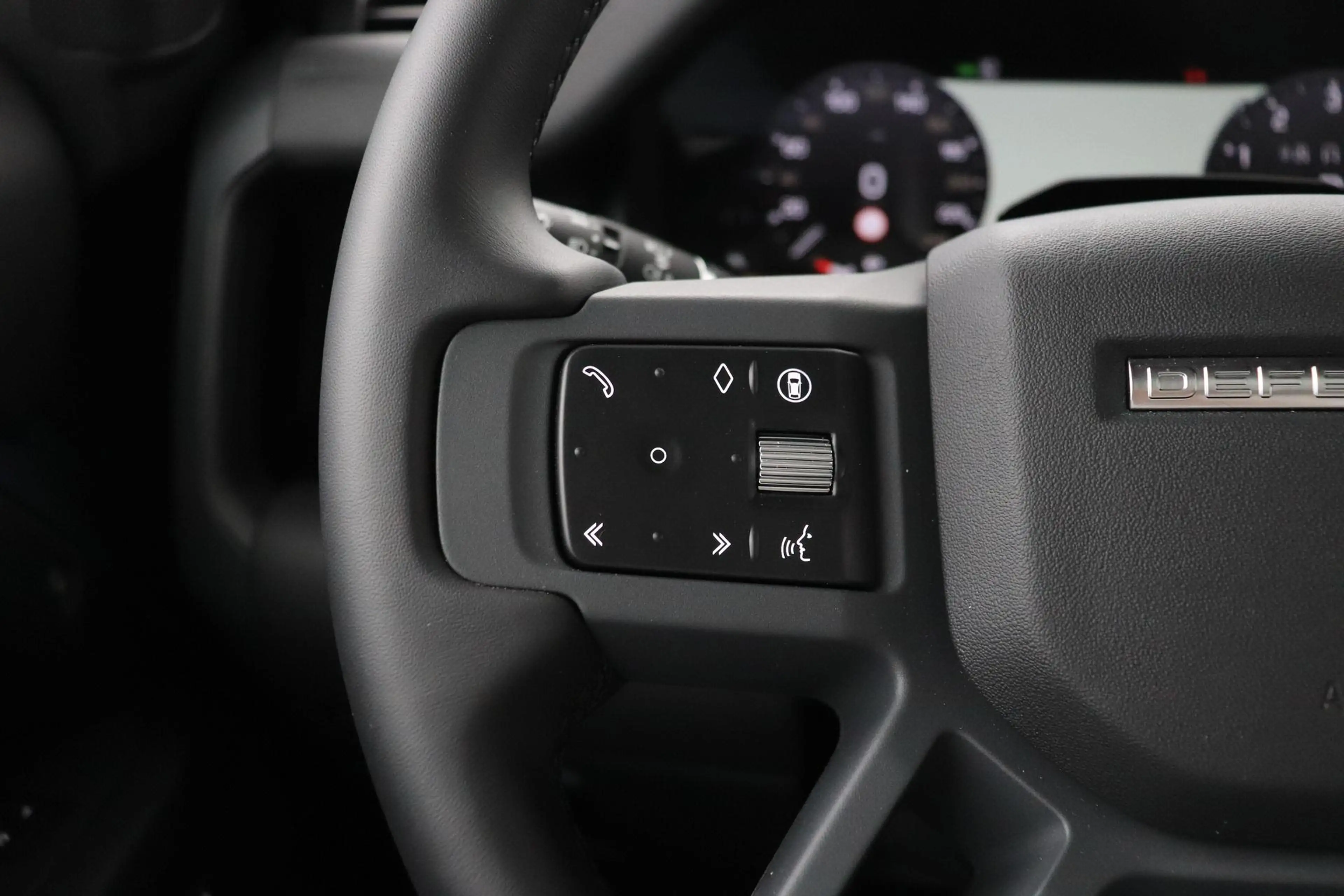 Land Rover Defender 110 P300e X-Dynamic HSE | HERITAGE Edition | Black — photo 41