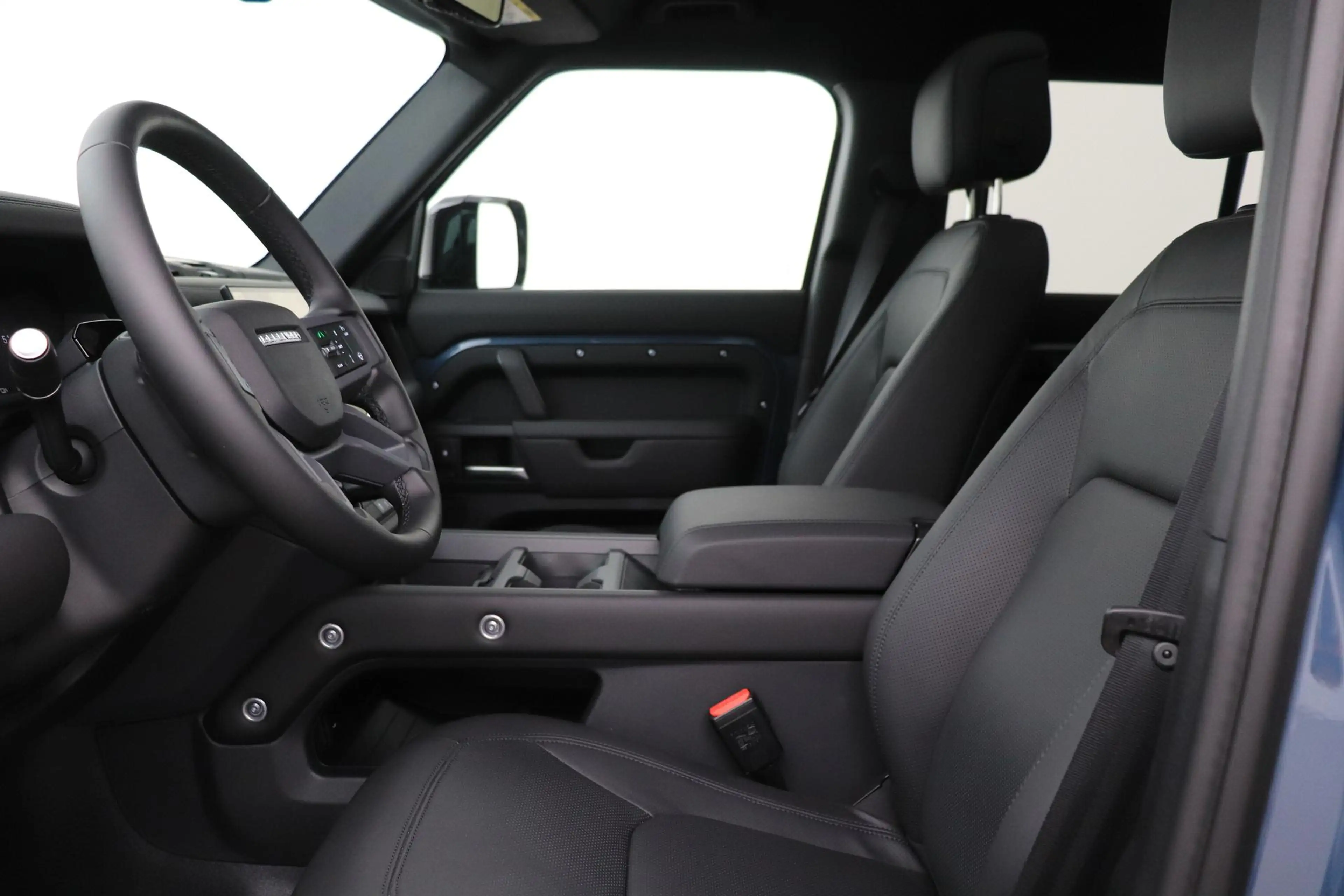Land Rover Defender 110 P300e X-Dynamic HSE | HERITAGE Edition | Black — photo 3