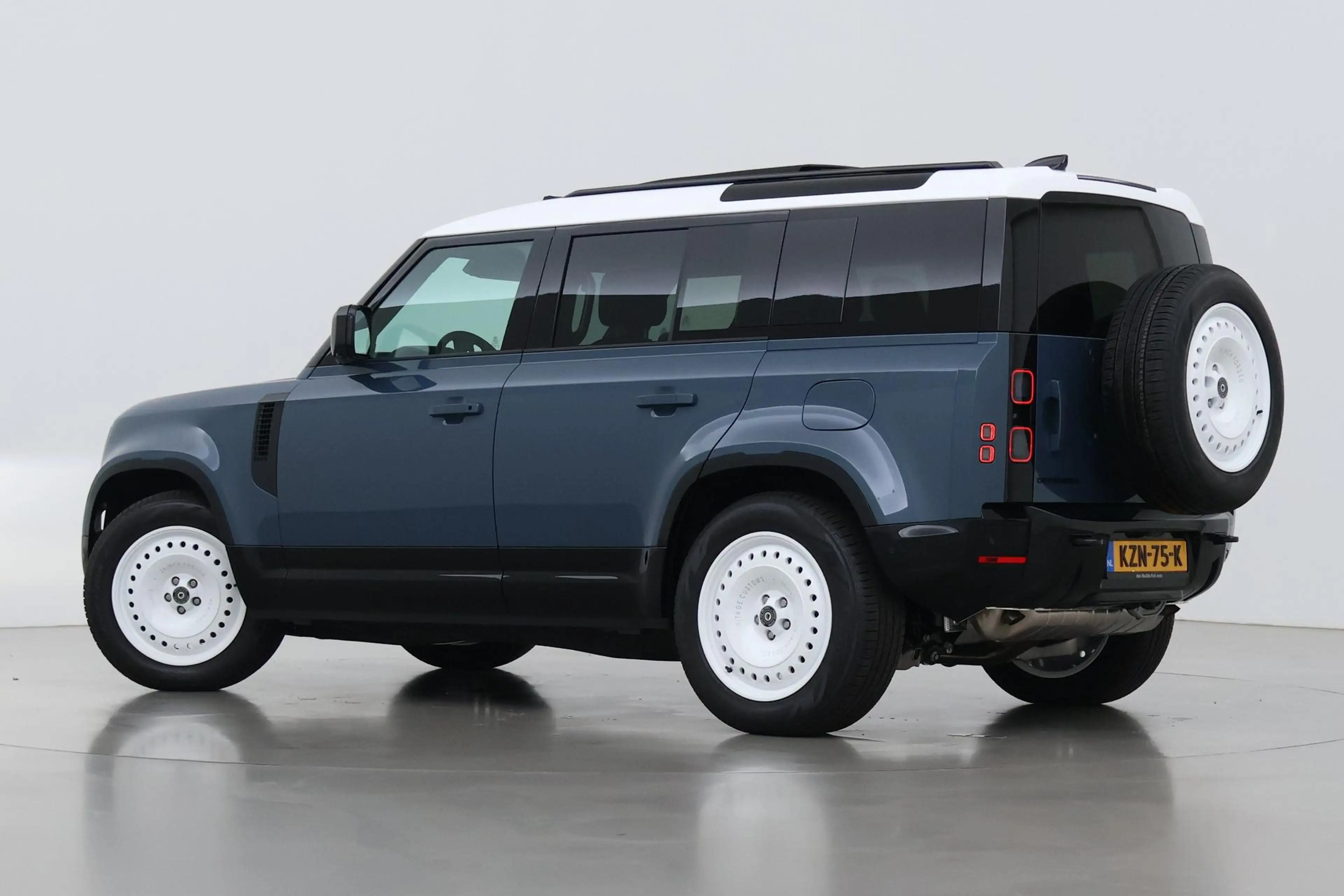 Land Rover Defender 110 P300e X-Dynamic HSE | HERITAGE Edition | Black — photo 2