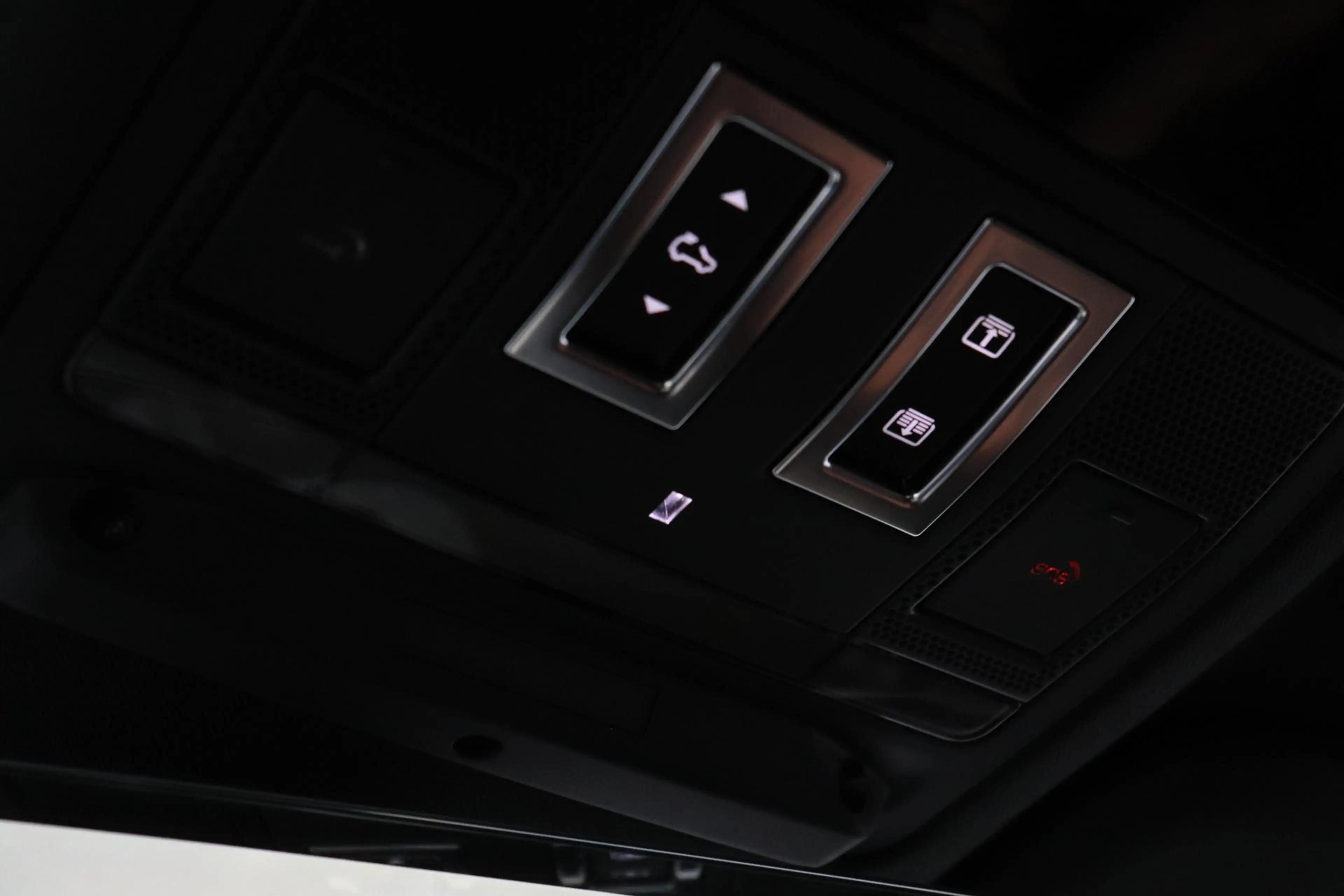 Land Rover Defender 110 P300e X-Dynamic HSE | HERITAGE Edition | Black — photo 35