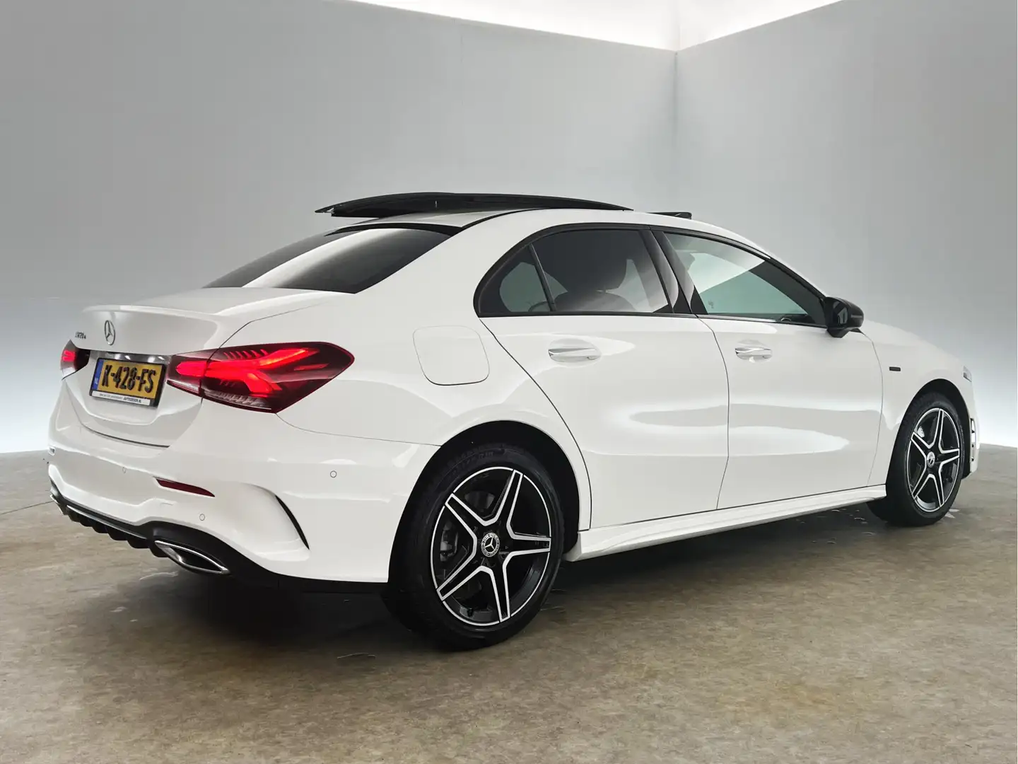 Mercedes-Benz A 250 e AMG 235PK Hybride Pano Memory Sfeerverl. LED Vir Wit - 2