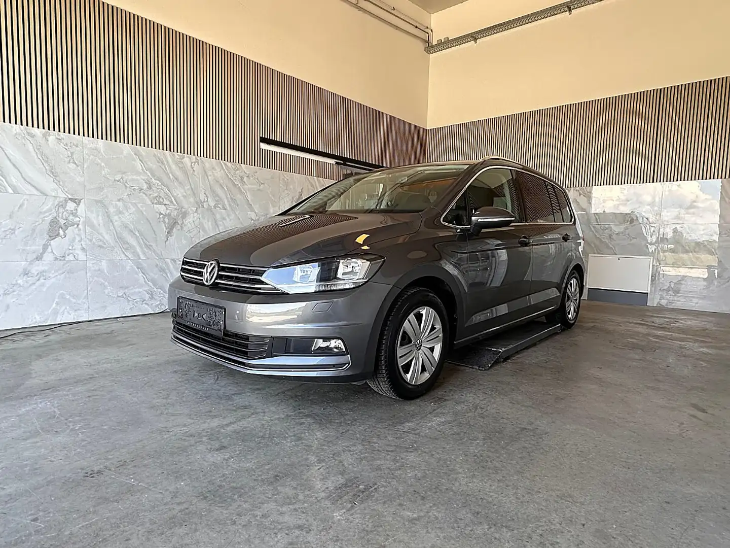 Volkswagen Touran 1,5 TSI ACT Highline 7 Sitze DSG Front assist.,... Grau - 1