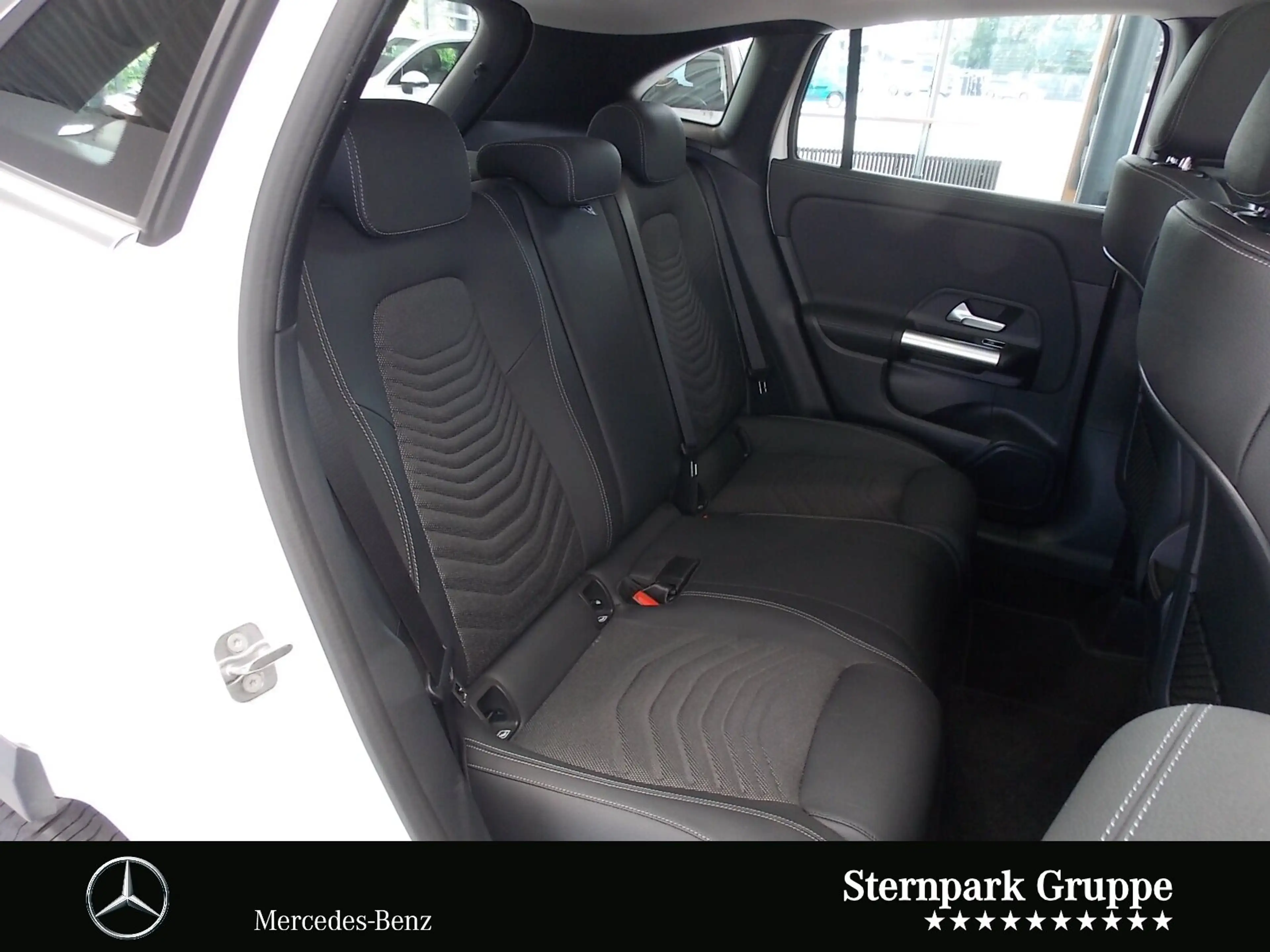 Mercedes-Benz GLA 200 GLA 200 Progressive Navi,Pano,LED,R-Kam,AHK,Easy — photo 9