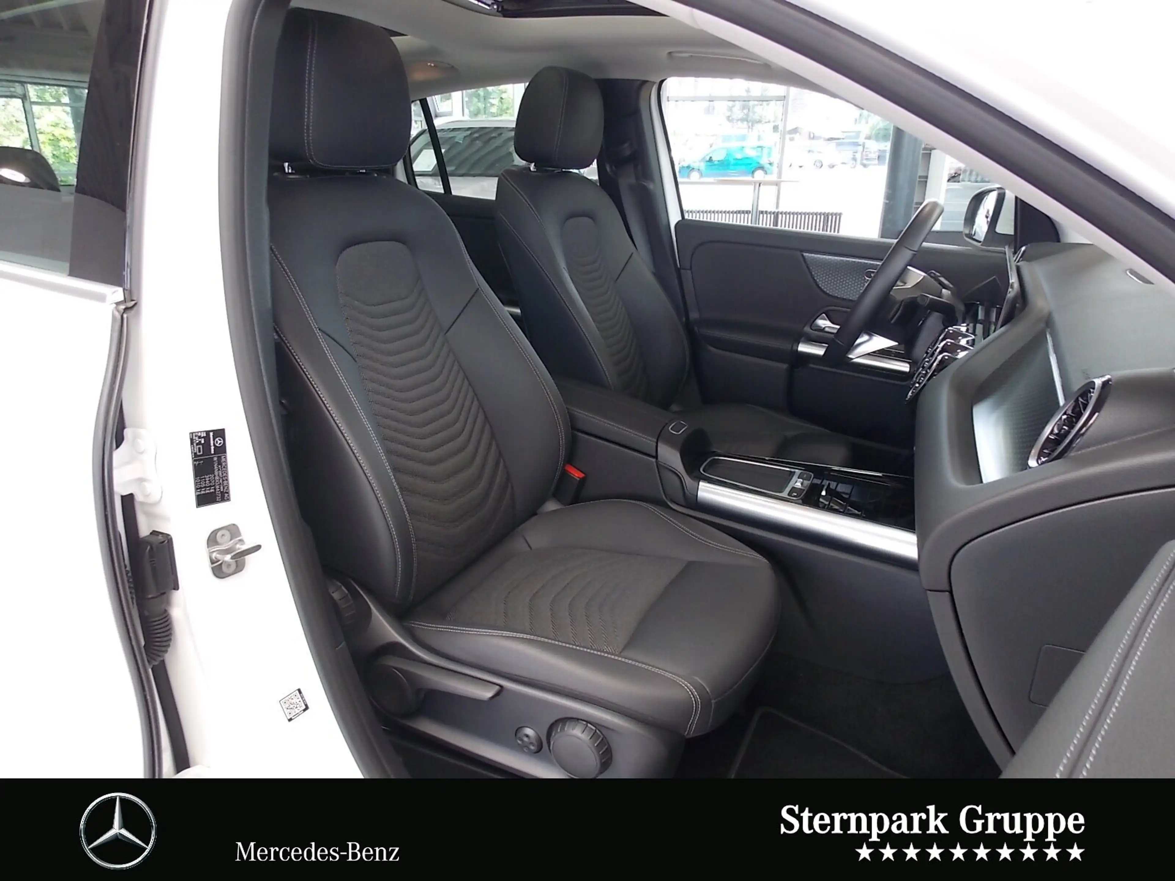 Mercedes-Benz GLA 200 GLA 200 Progressive Navi,Pano,LED,R-Kam,AHK,Easy — photo 8