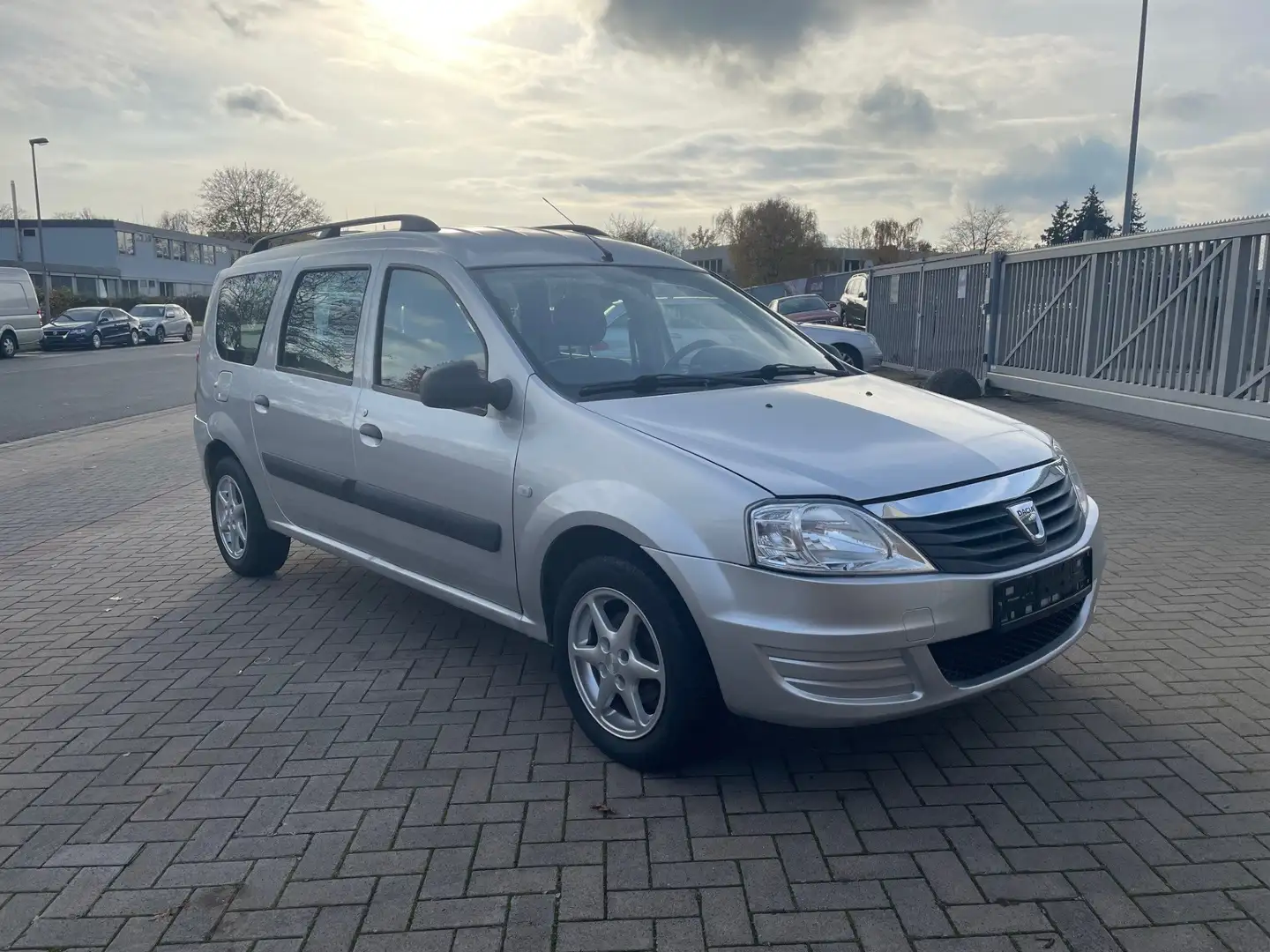 Dacia Logan MCV Kombi Ambiance AHK *TÜV 09/27* Grau - 1