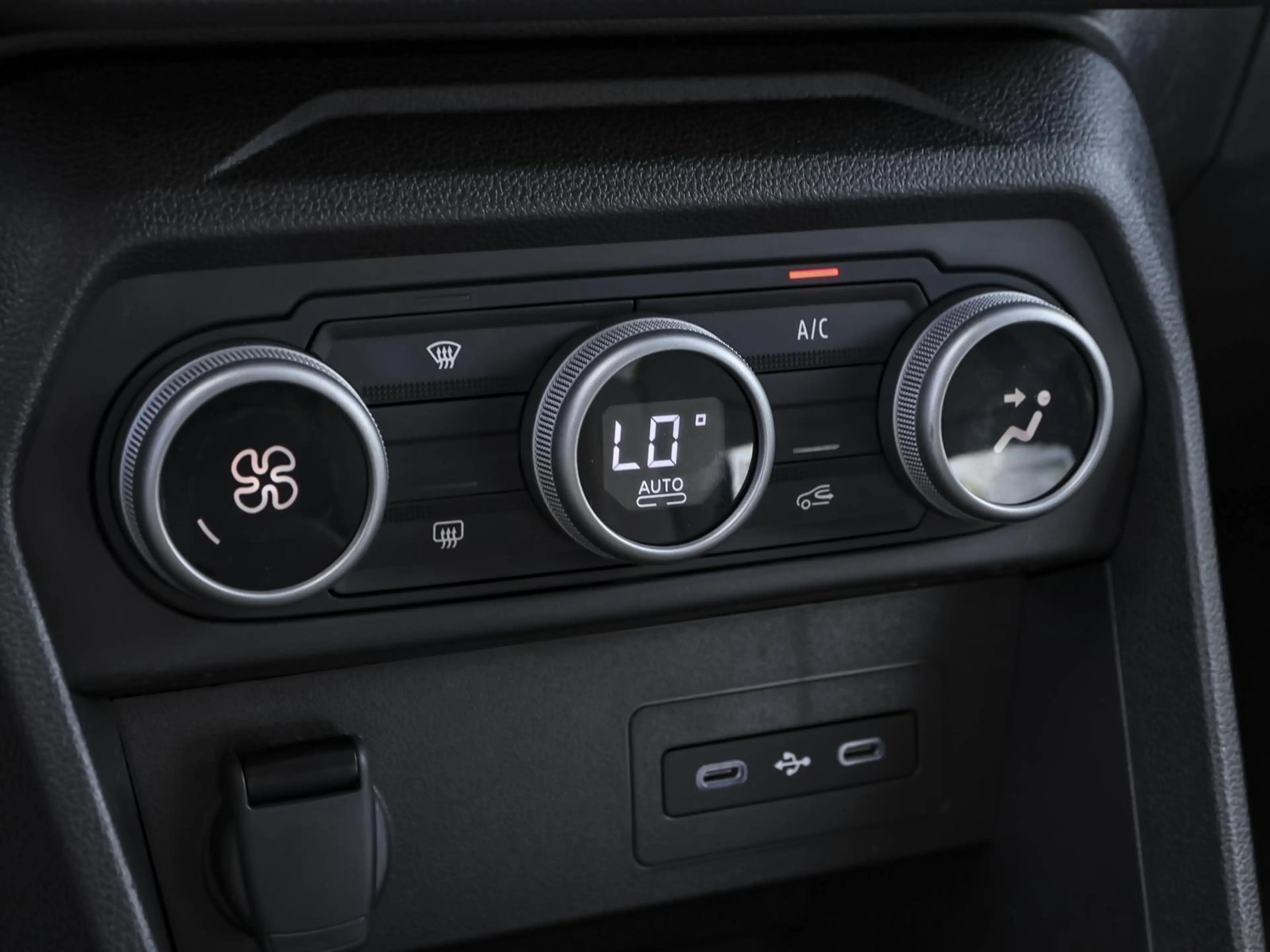 Dacia Jogger Extreme hybrid 155 NAVI SHZ PDC LHZ KLIMA — photo 13