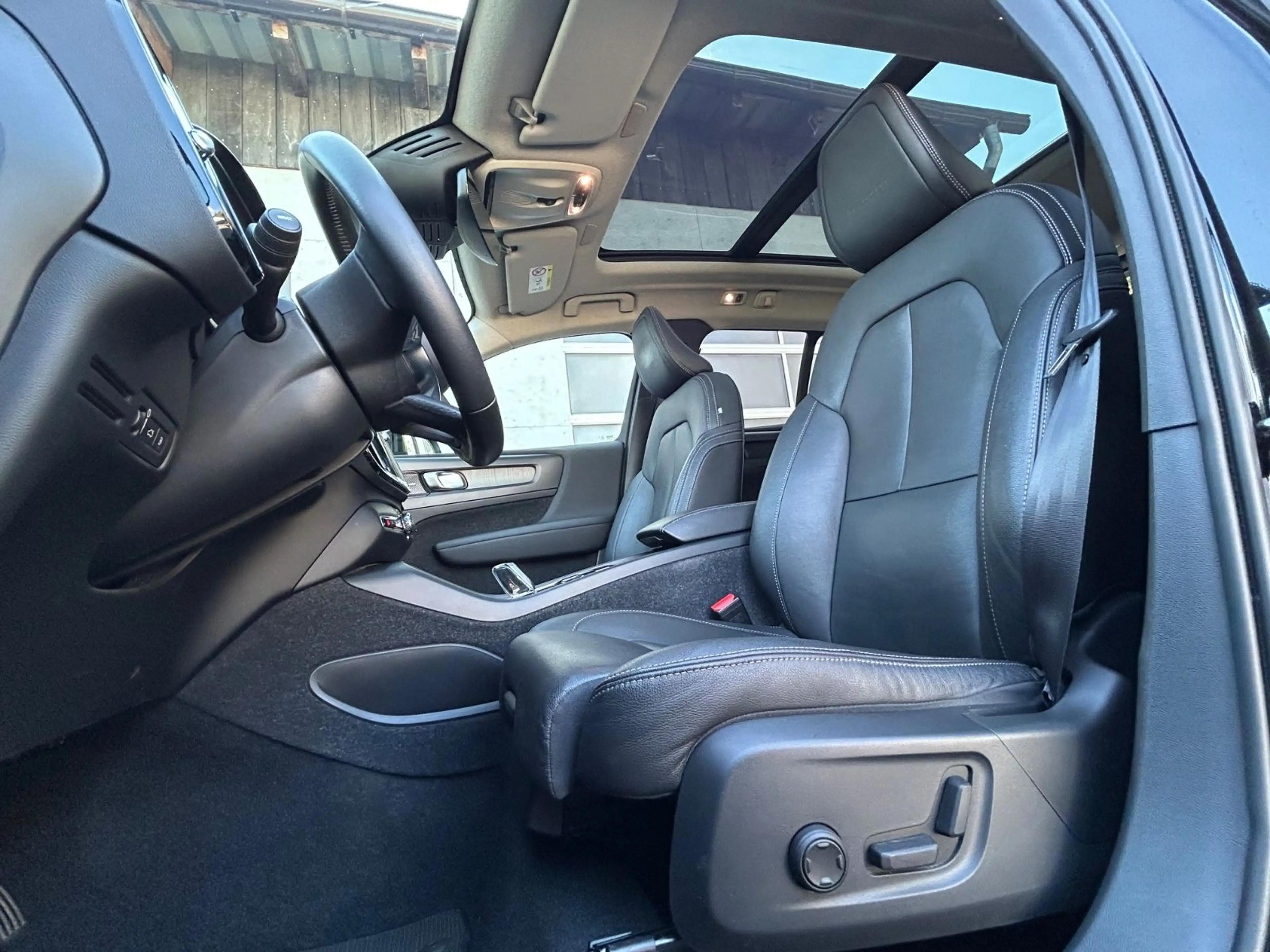 Volvo XC40 T5 Rech. Inscription*PANO*LEDER*360° KAMERA — photo 2