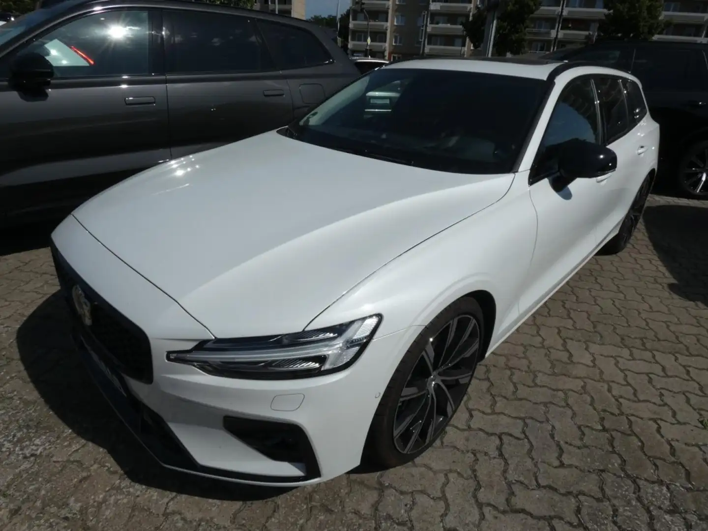 Volvo V60 B4 (Diesel) Ultimate Dark (EURO 6d) (DPF) Klima Weiß - 2