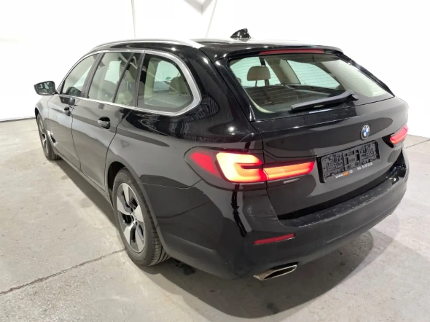 BMW 520 D Touring xDrive Aut. Leder Pano LED Navi Schwarz - 2