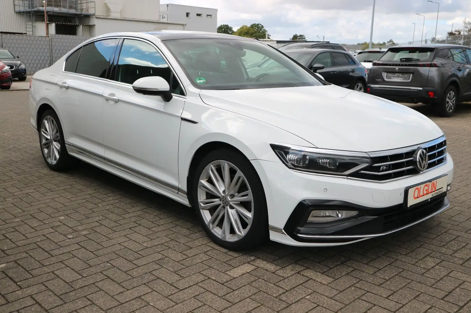 Volkswagen Passat Lim. Elegance DSG *R-LINE*PANO*VOLL* Weiß - 2