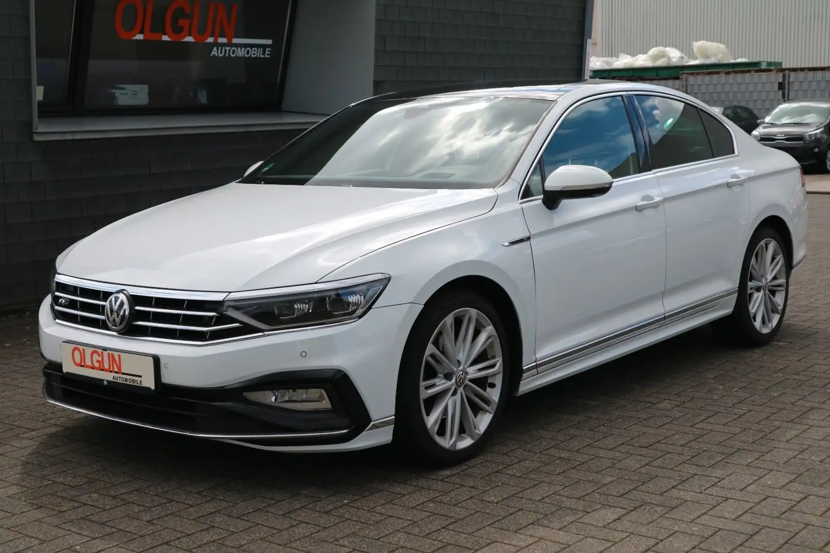 Volkswagen Passat Lim. Elegance DSG *R-LINE*PANO*VOLL* Weiß - 1