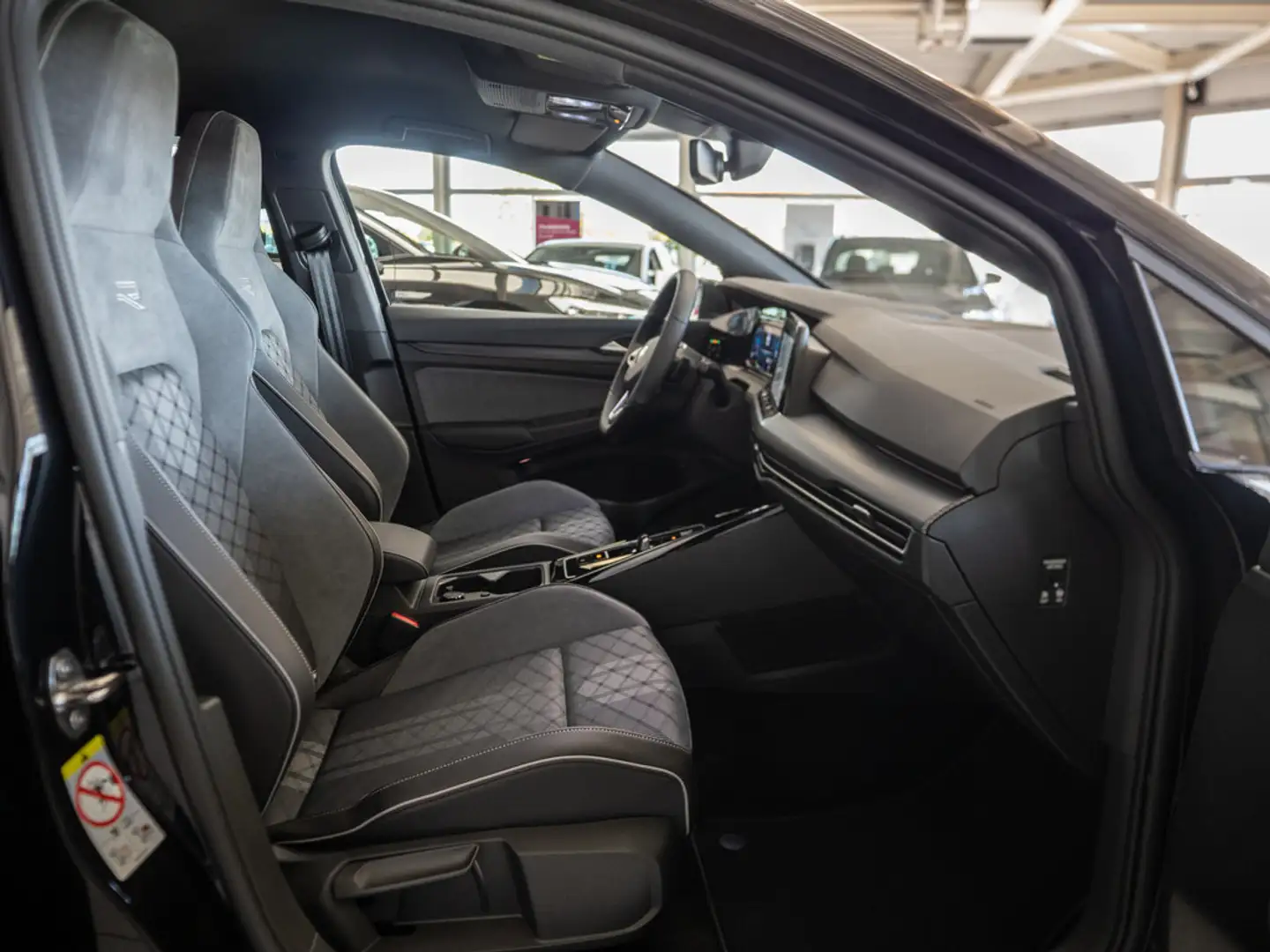 Volkswagen Golf VIII 2.0 TSI R-Line SHZ NAVI LED ACC AID Schwarz - 2