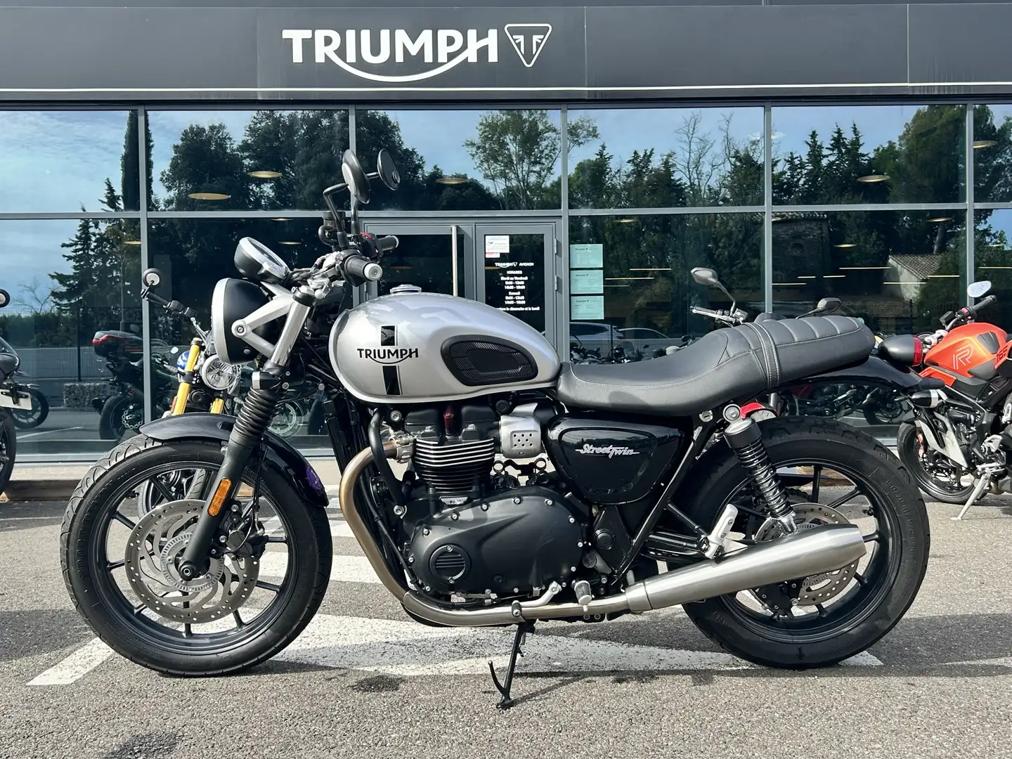 Triumph Street Twin - 2