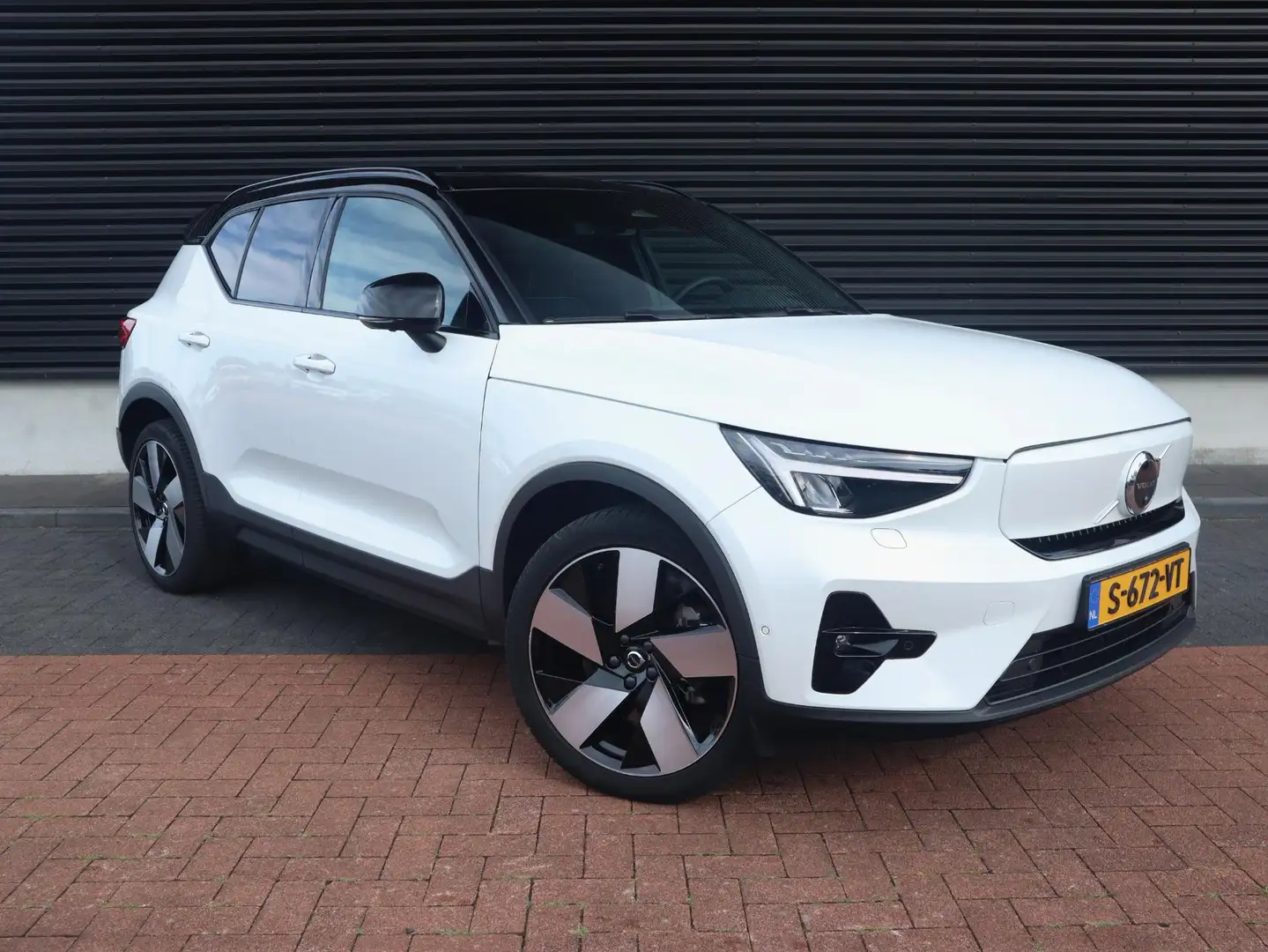Volvo XC40 Recharge Ultimate 70 kWh | Pano/schuif/kantel dak Wit - 2