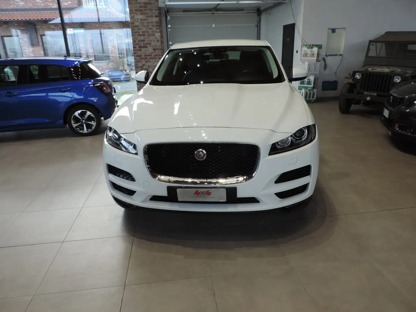 Jaguar F-Pace F-Pace 2015 2.0d i4 Pure 163cv my18 Bianco - 2