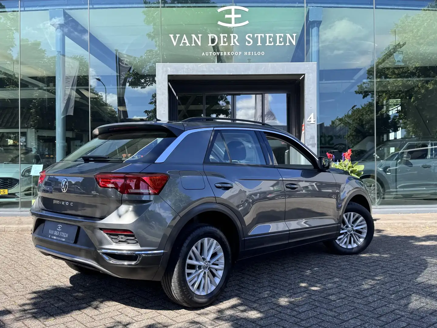 Volkswagen T-Roc 1.5 TSI Life Business Adapt Cruise | Camera | Stuu Grijs - 2