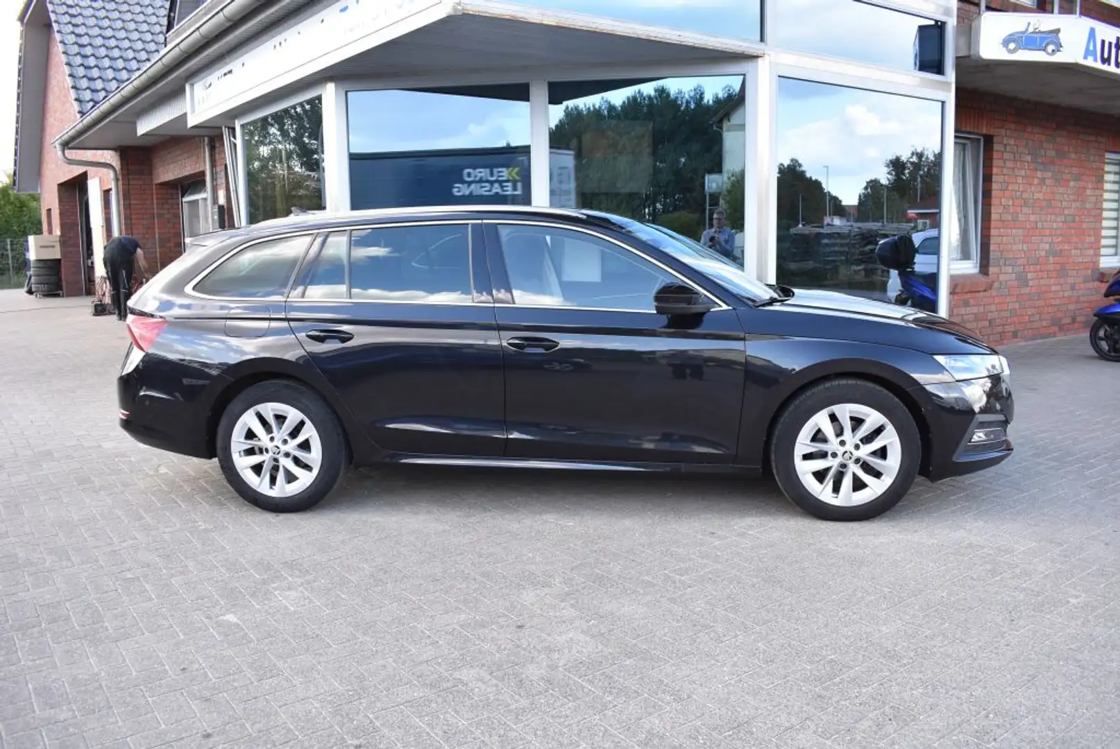 Skoda Octavia Combi 1.5 TSI Style LED-Scheinwerfer Navi Alu Sitz - 2