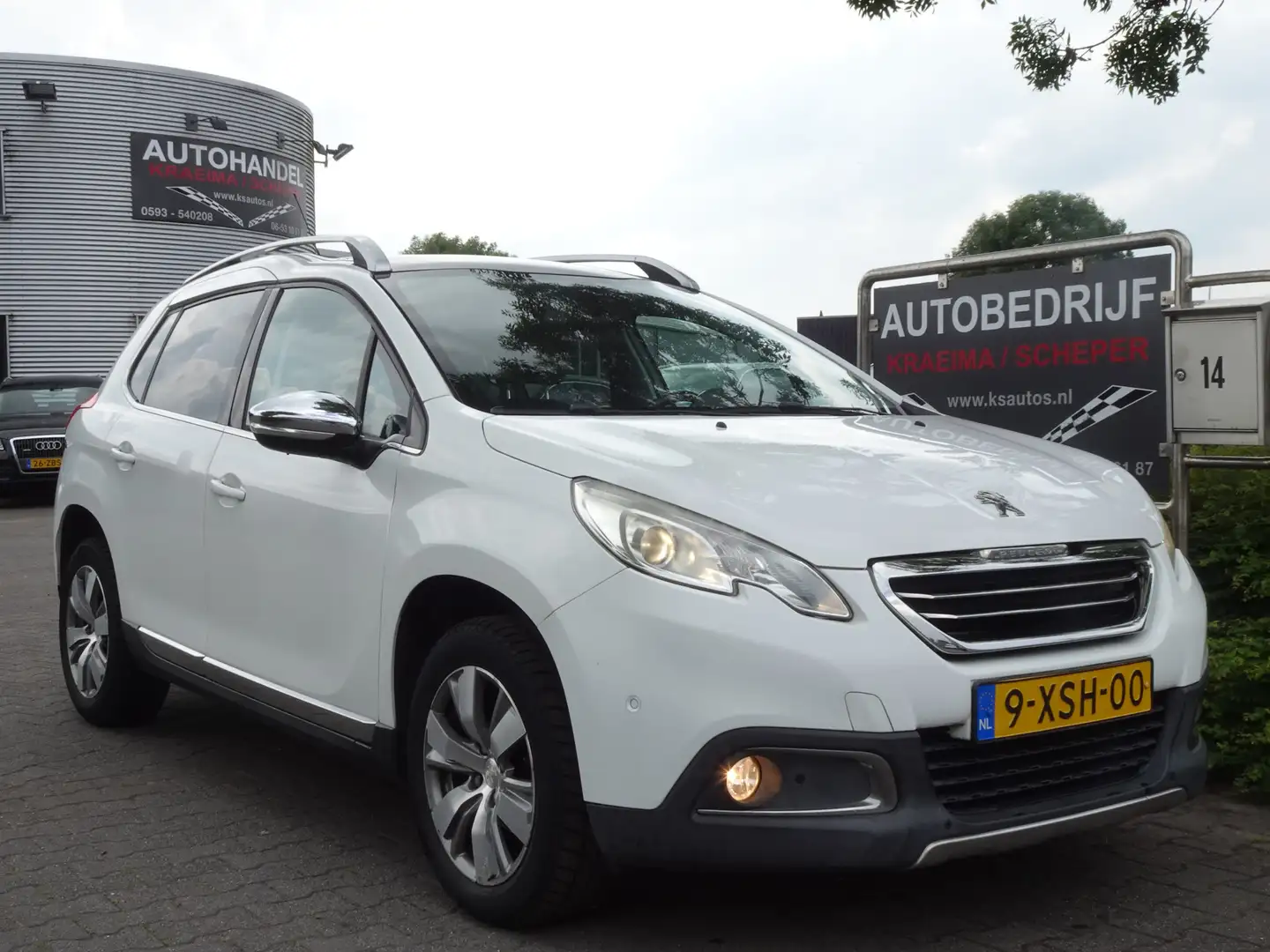 Peugeot 2008 1.2 PureTech Executive Autom. Wit - 1