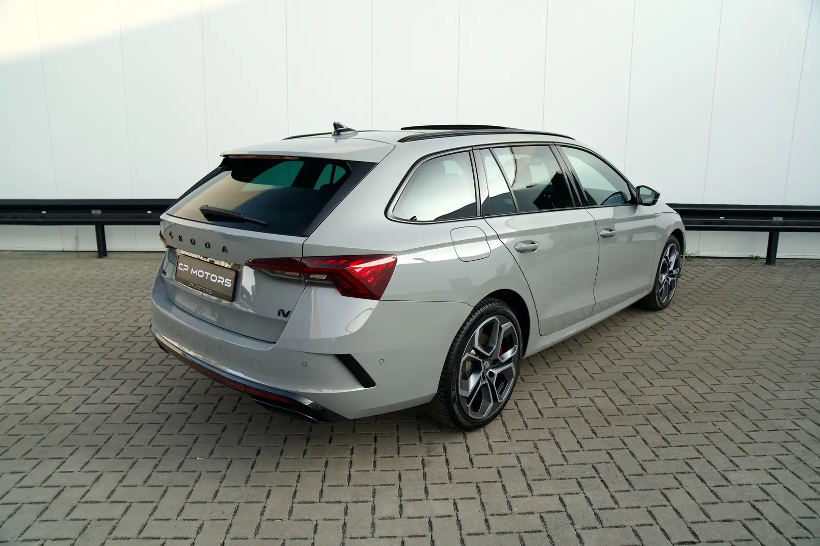 Skoda Octavia RS | HYBRIDE | PANO | 245 PK | HUD | FULL | TOP!! Grijs - 2