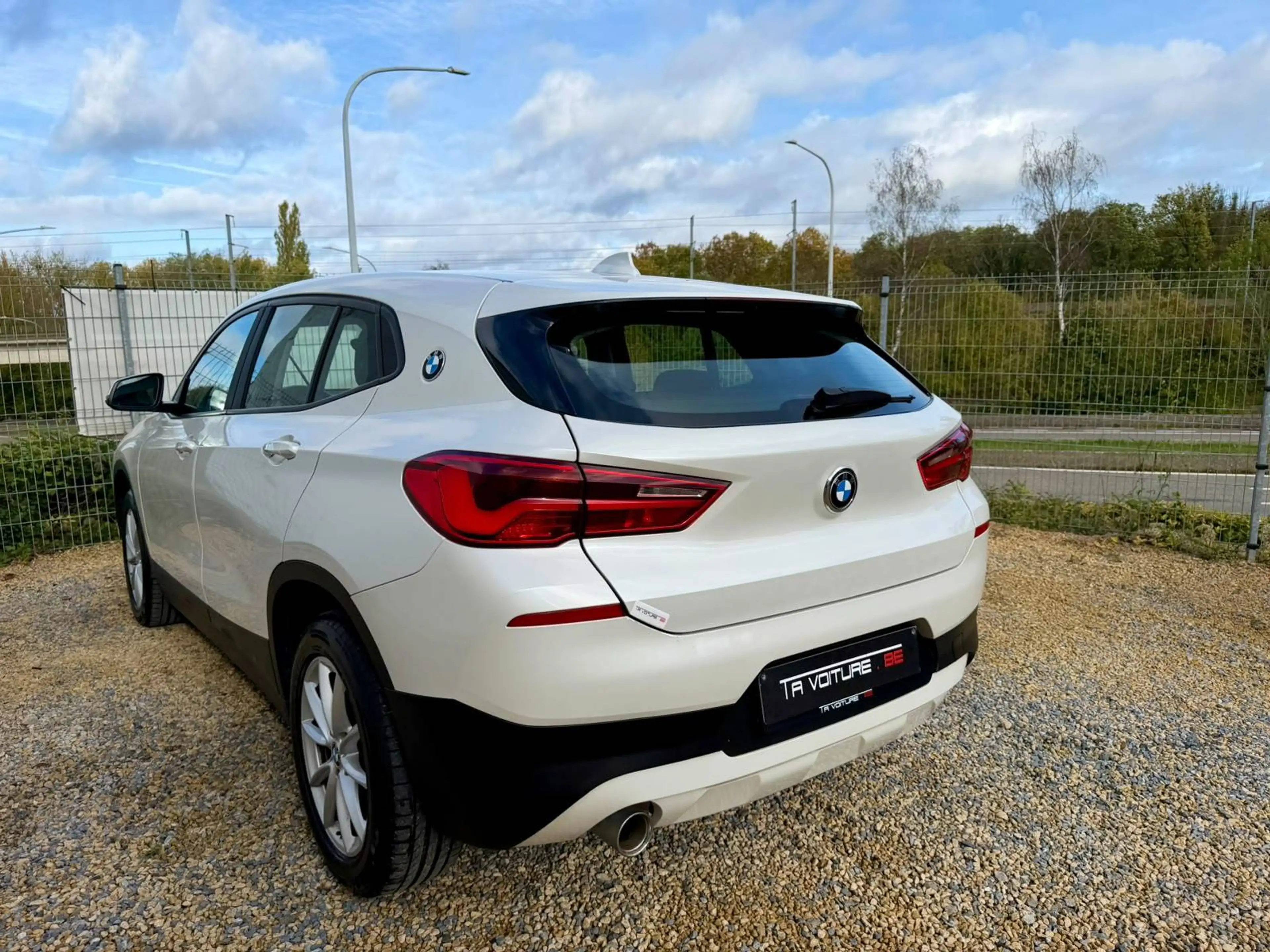 BMW X2 1.5i sDrive18 ECRAN/CLIM/TEL/JANTES-ALU/FRONT/CARNET👍 — photo 3