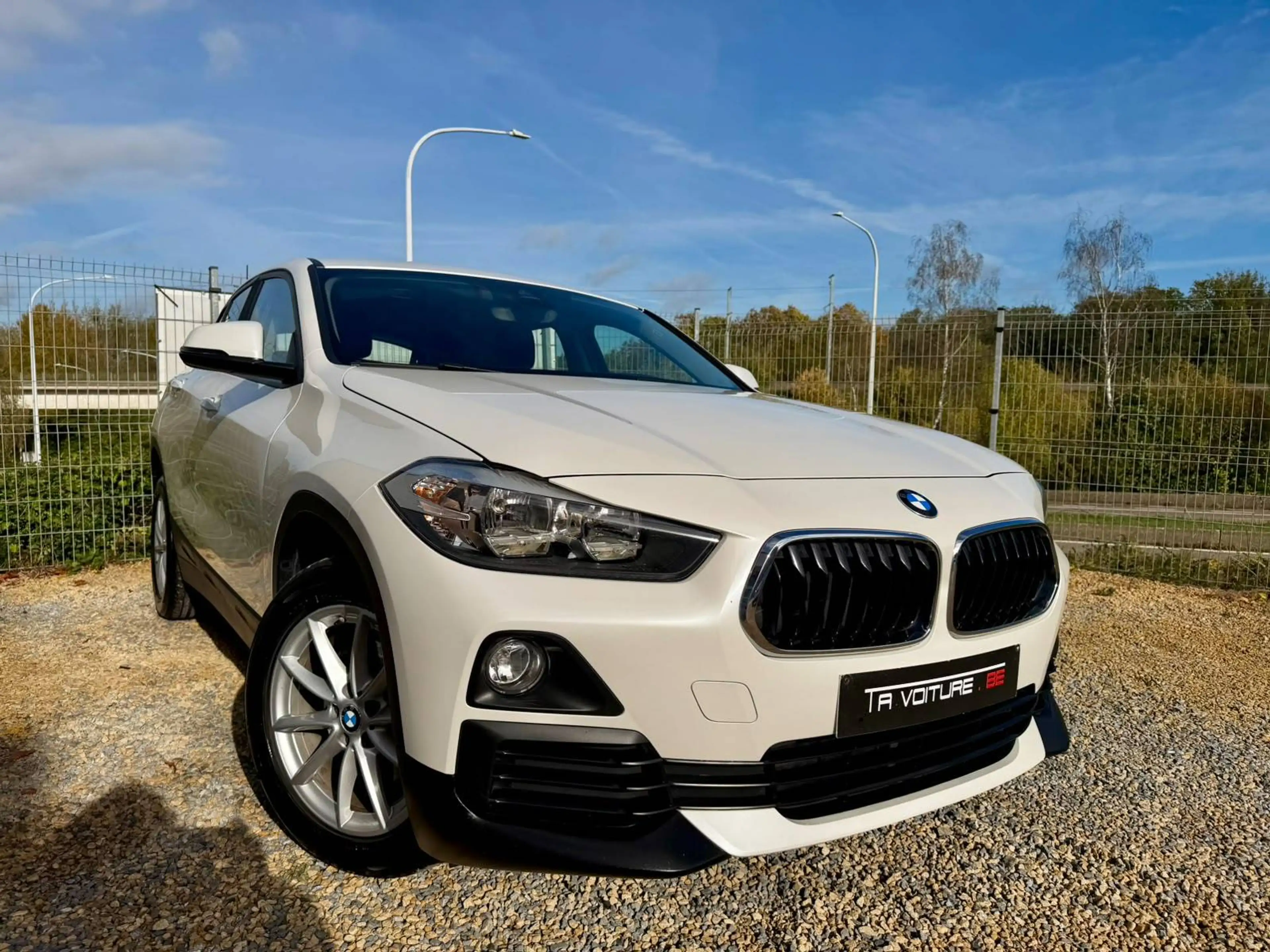 BMW X2 1.5i sDrive18 ECRAN/CLIM/TEL/JANTES-ALU/FRONT/CARNET👍