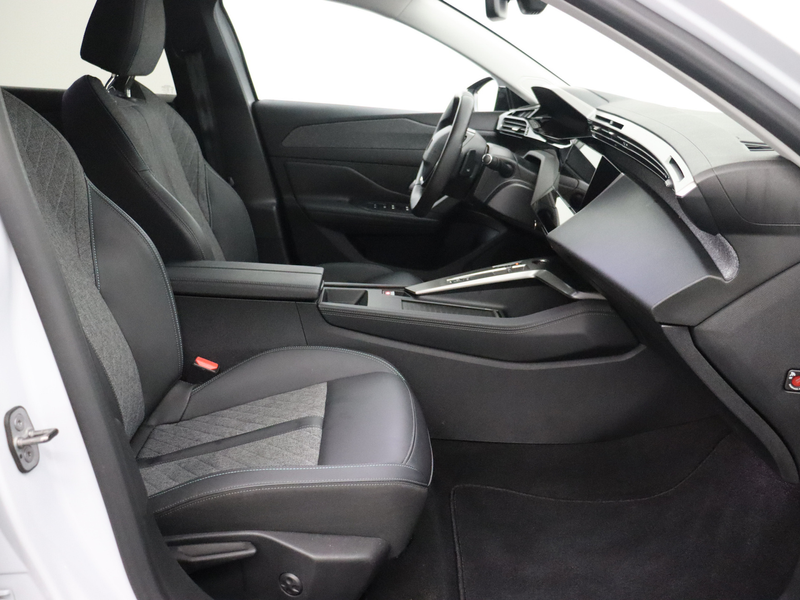 Peugeot 408 1.6 HYbrid Allure 180 EAT8 — photo 39