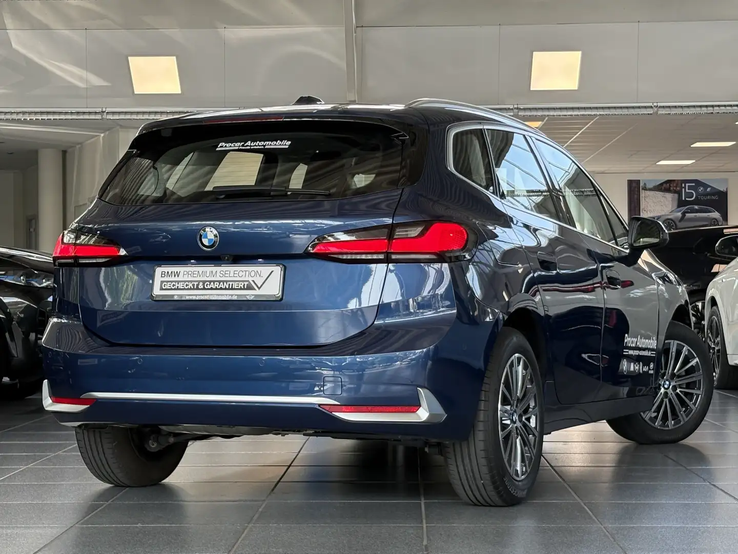 BMW 218 d Active Tourer LuxuryLine DA PA AHK Pano LED Blauw - 2