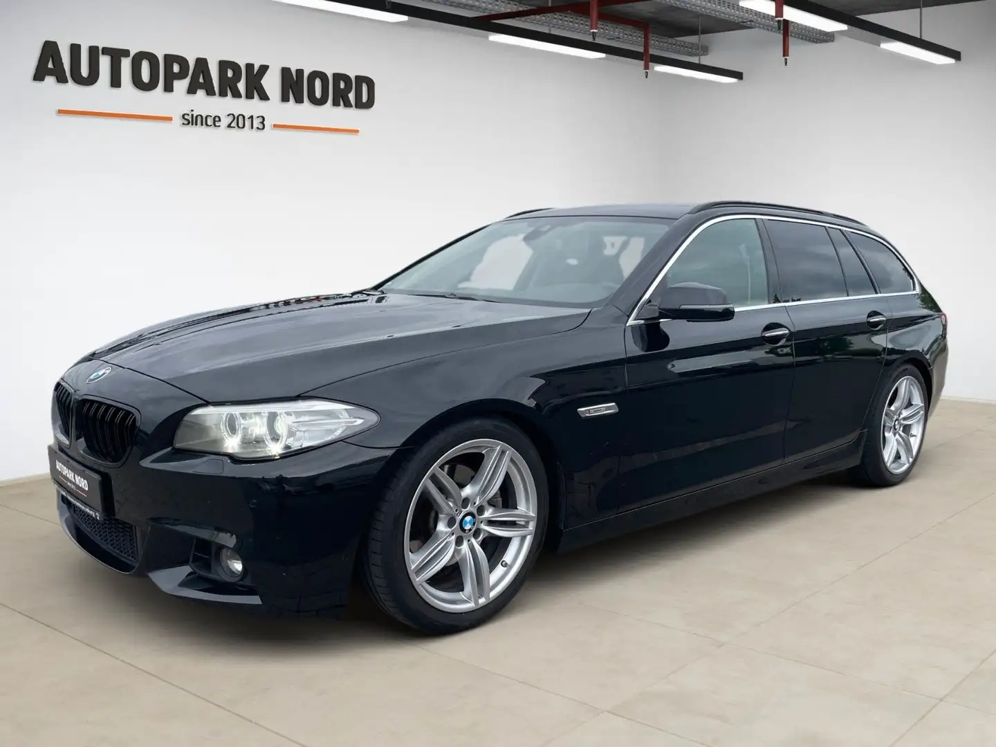 BMW 520 d xDrive Touring M-Sportpaket/AHK/LEDER/XENON Fekete - 1