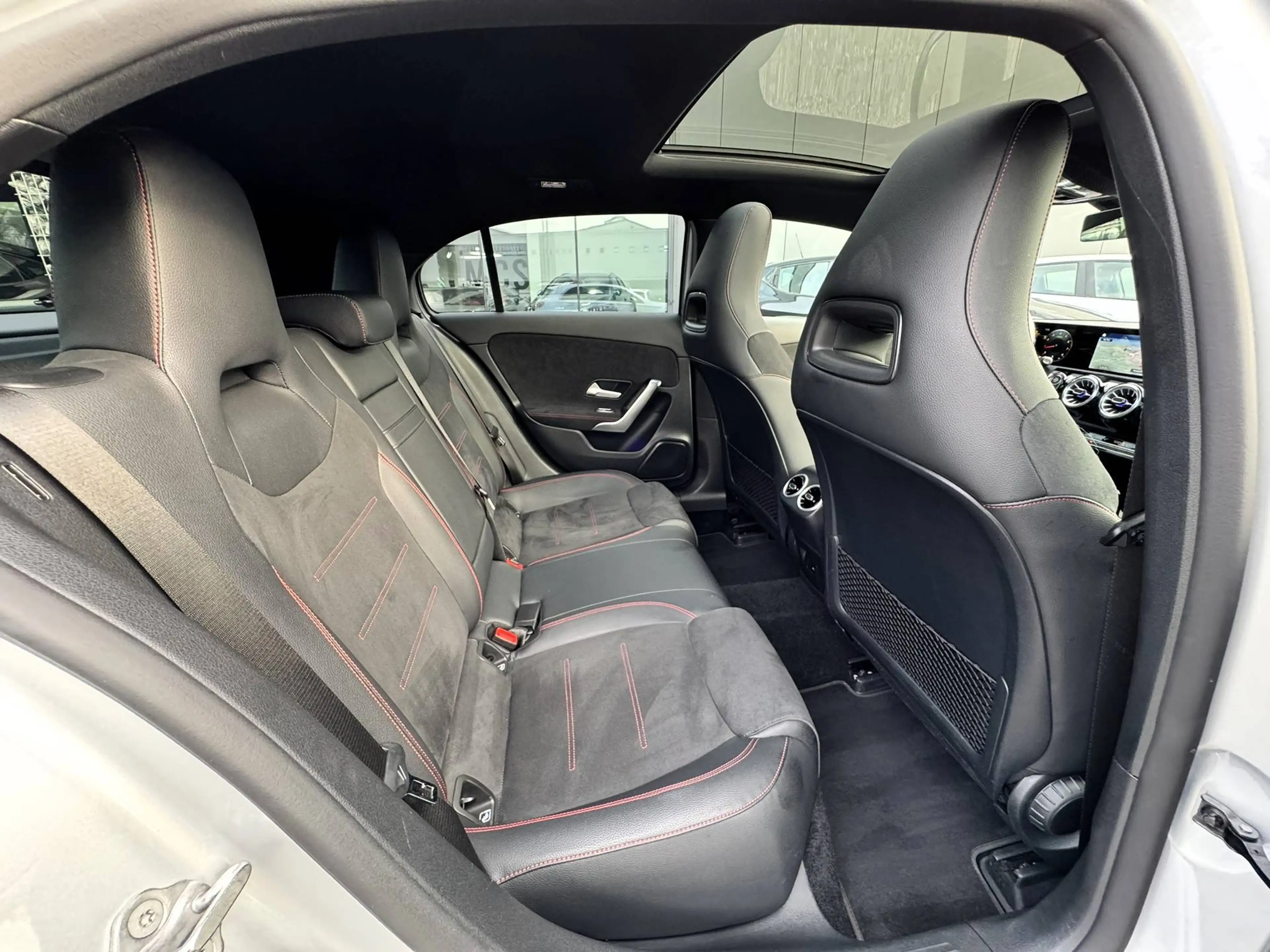 Mercedes-Benz A 200 AMG LINE / CARPLAY / 360 CAMERA / HUD / PANODAK / LED — photo 11