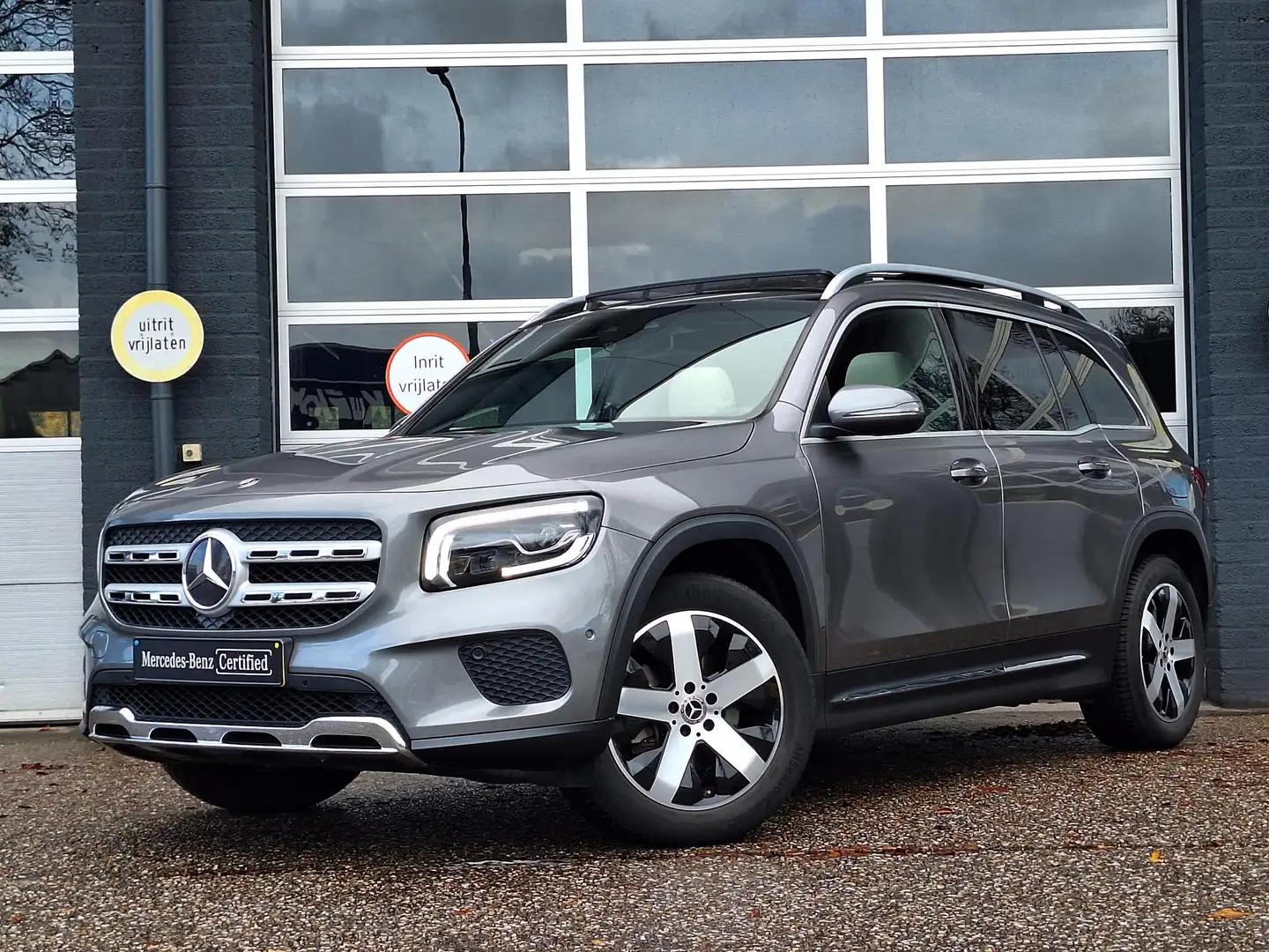 Mercedes-Benz GLB 200 | Panoramadak | Memory pakket | Achteruitrijcamera Gris - 2