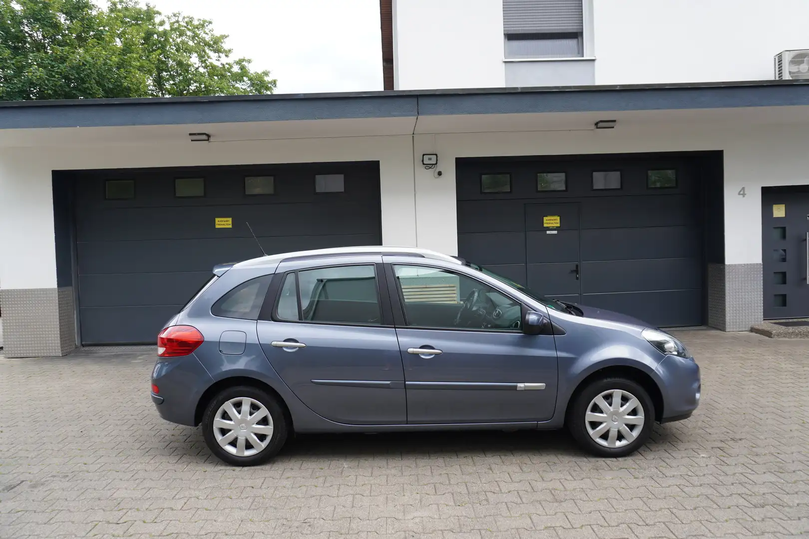 Renault Clio Grandtour 1.2-16V Dynamique KLIMA+1Hd+TÜV/07/27 Grau - 2