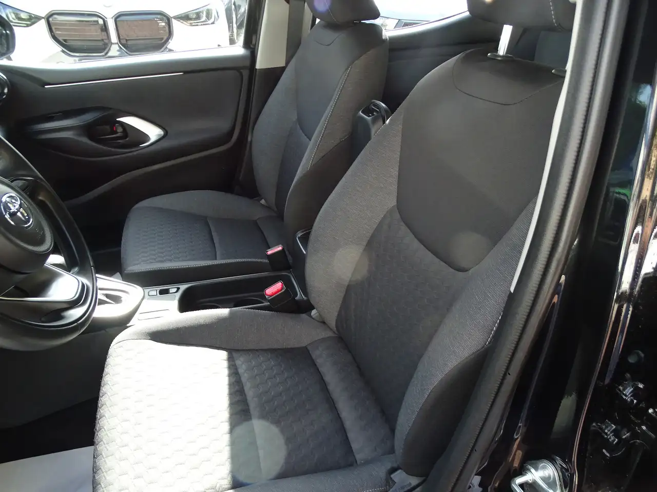 Toyota Yaris 1.5 Dual -VVT Hybrid Team Deutschland Auto, миниатюра 9