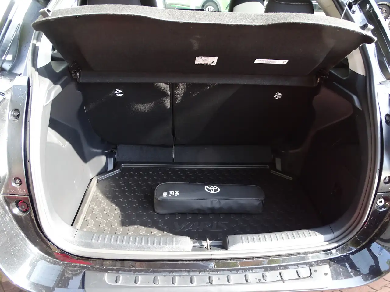 Toyota Yaris 1.5 Dual -VVT Hybrid Team Deutschland Auto, миниатюра 6