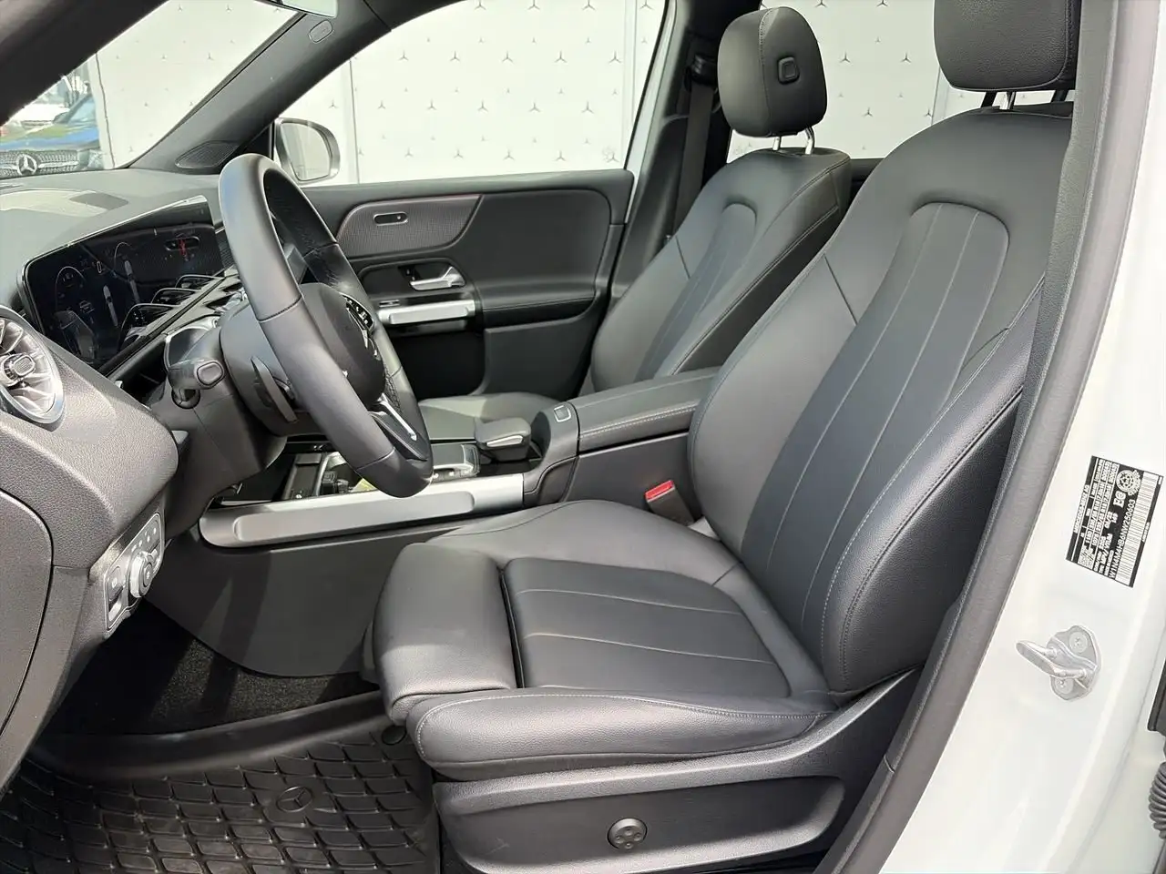 Mercedes-Benz GLB снимка Mercedes-Benz GLB