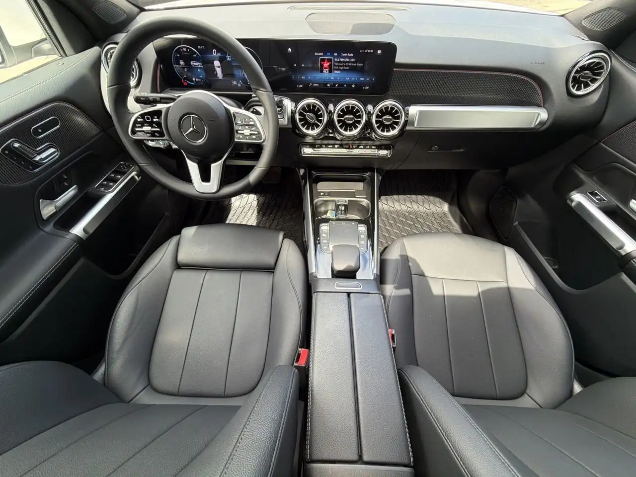 Mercedes-Benz GLB снимка Mercedes-Benz GLB