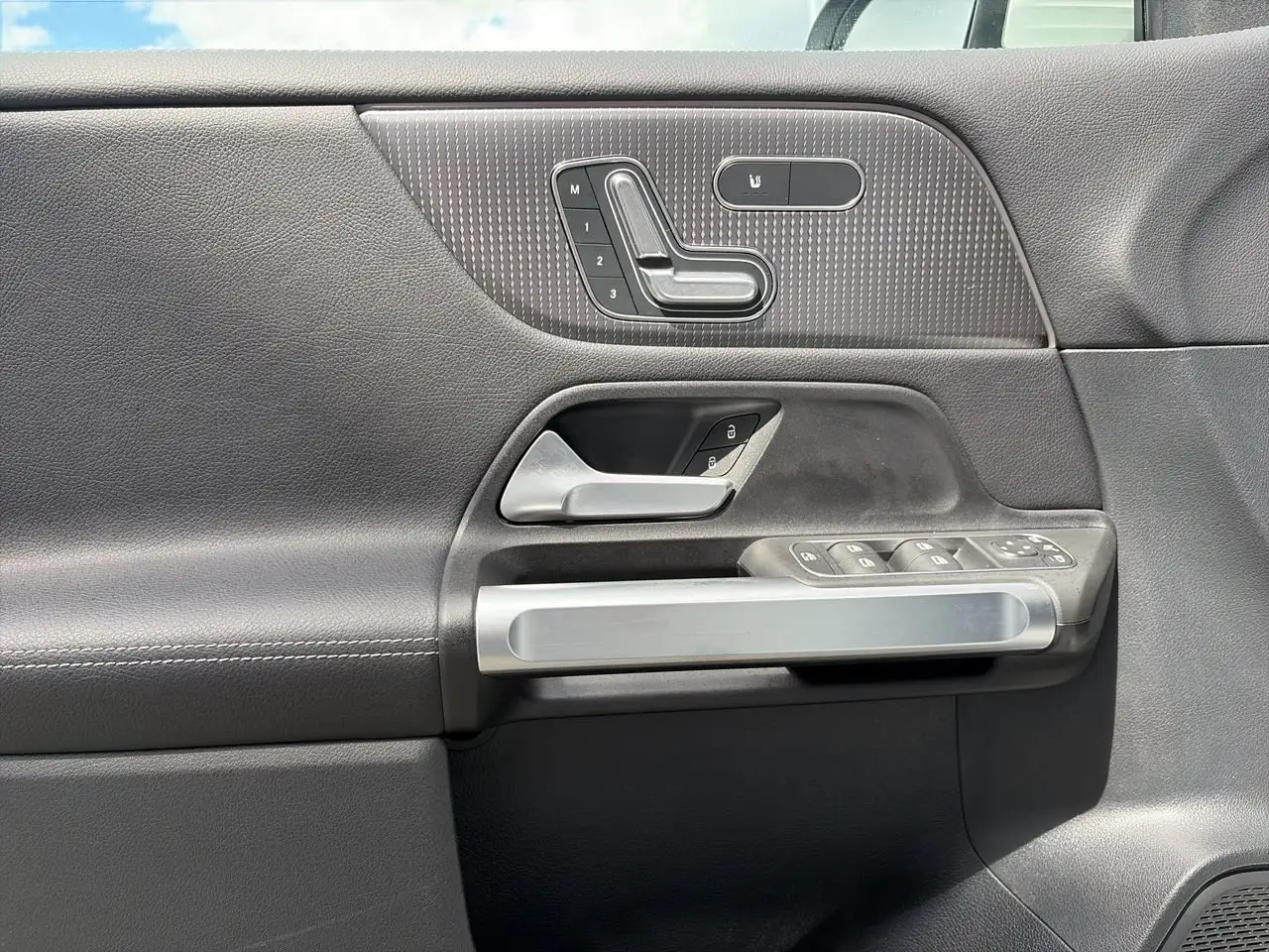 Mercedes-Benz GLB снимка Mercedes-Benz GLB