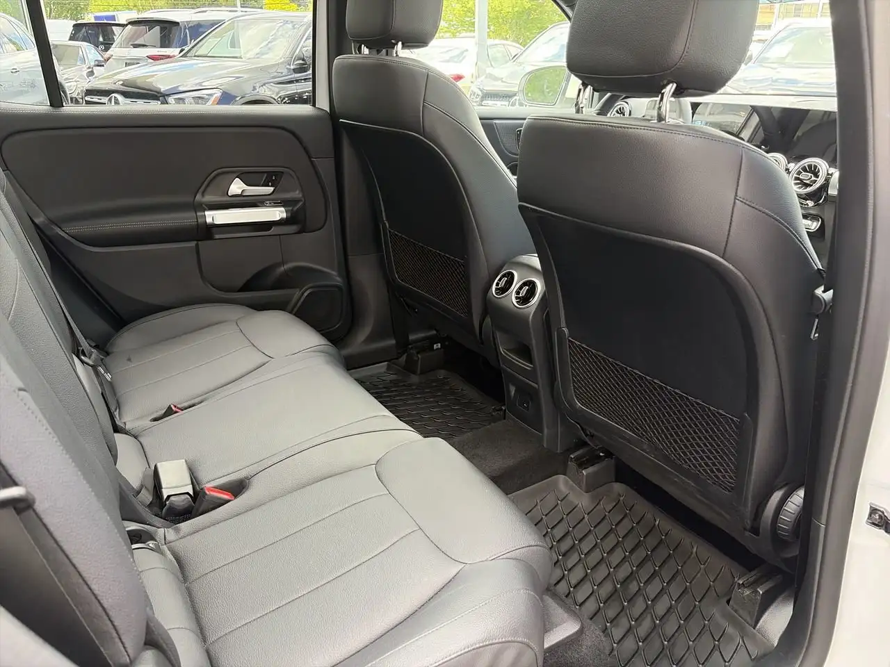 Mercedes-Benz GLB снимка Mercedes-Benz GLB