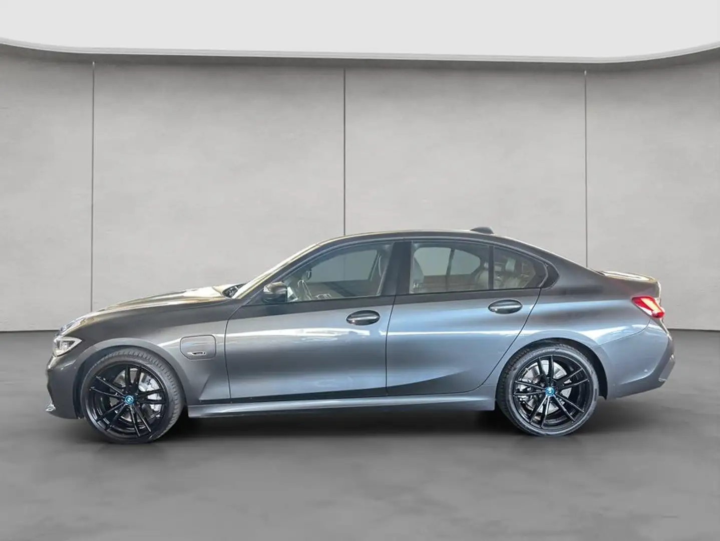 BMW 330 e Aut. M Sport HUD AHK Grau - 2