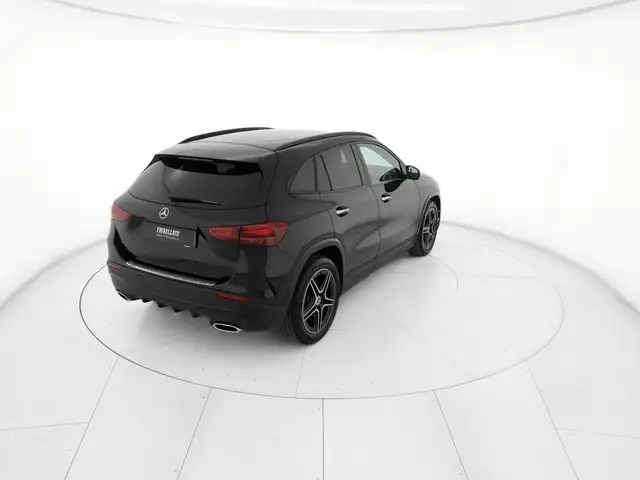 Mercedes-Benz GLA view 3