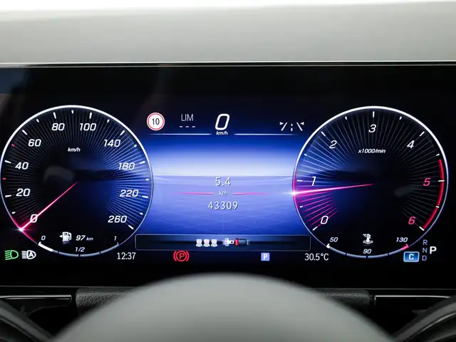 Mercedes-Benz GLA view 12