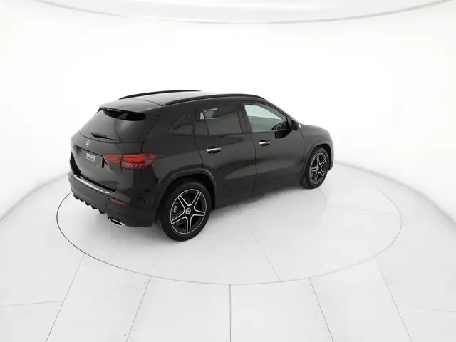 Mercedes-Benz GLA view 4