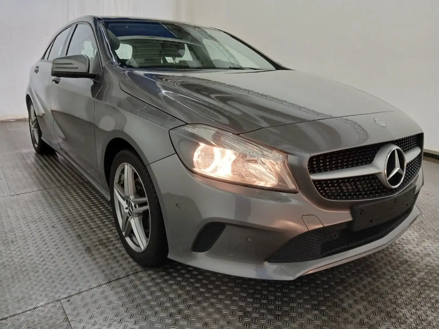 Mercedes-Benz A 180 BlueEfficiency(Urban°Navi°Leder Standheizung Grau - 1