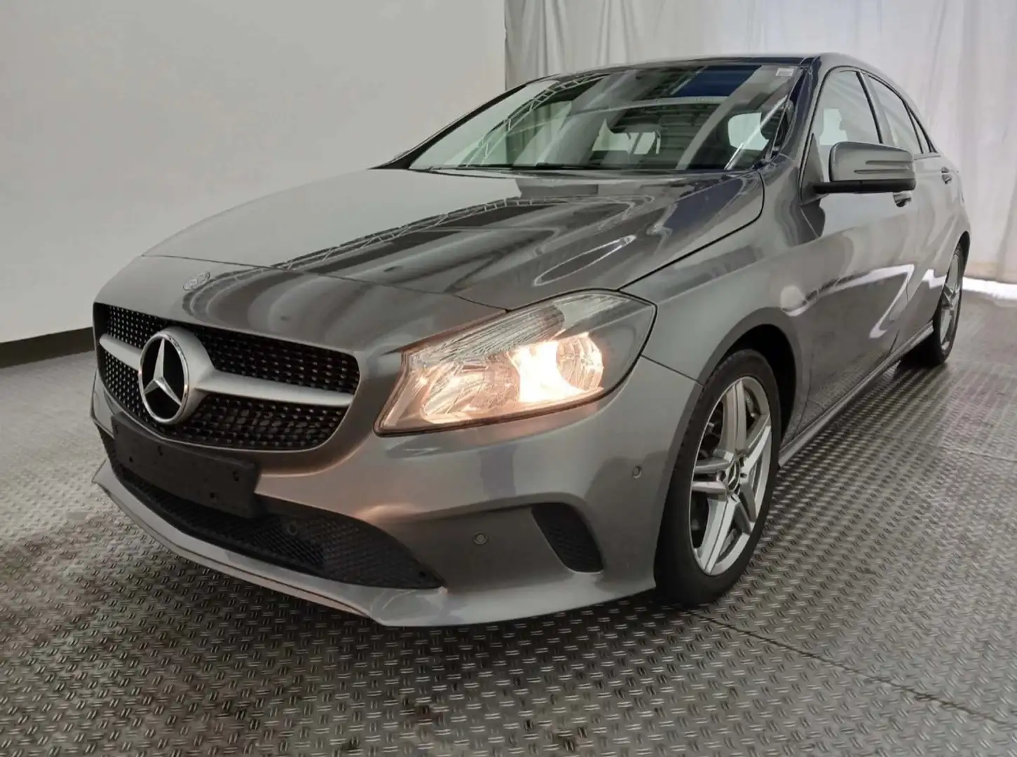 Mercedes-Benz A 180 BlueEfficiency(Urban°Navi°Leder Standheizung Grau - 2